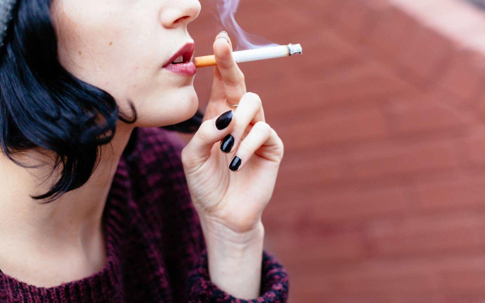 Nikotinsucht: Frau raucht eine Zigarette.