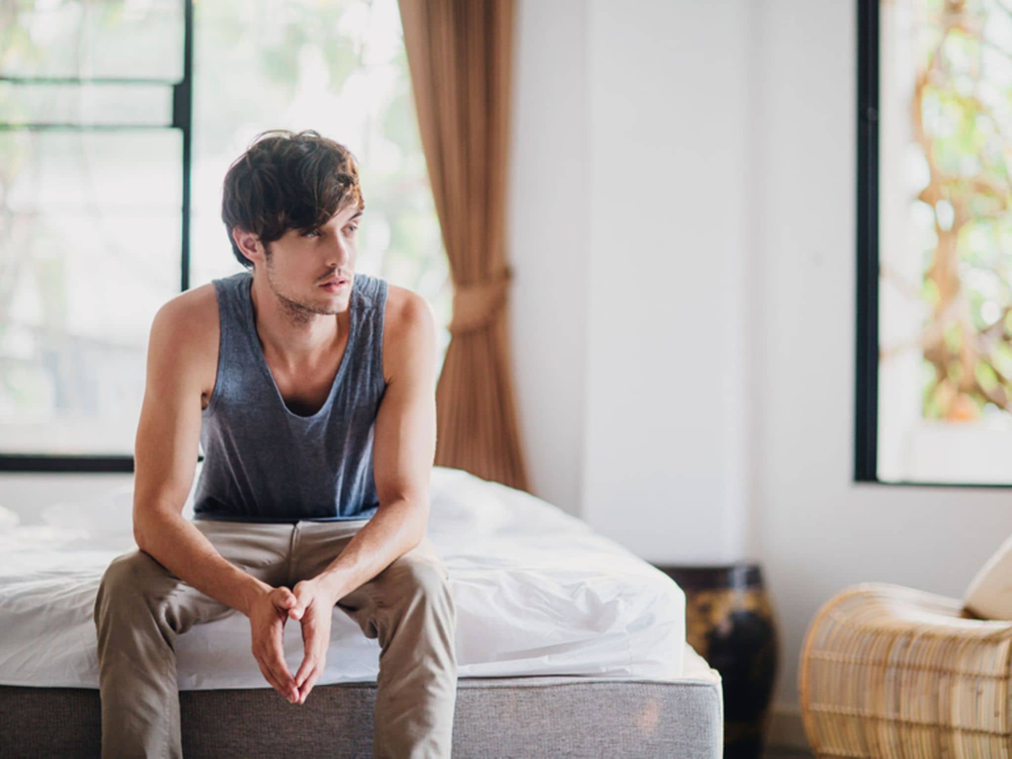 Hydrozele: Ein Mann sitzt auf einem Bett und denkt nach