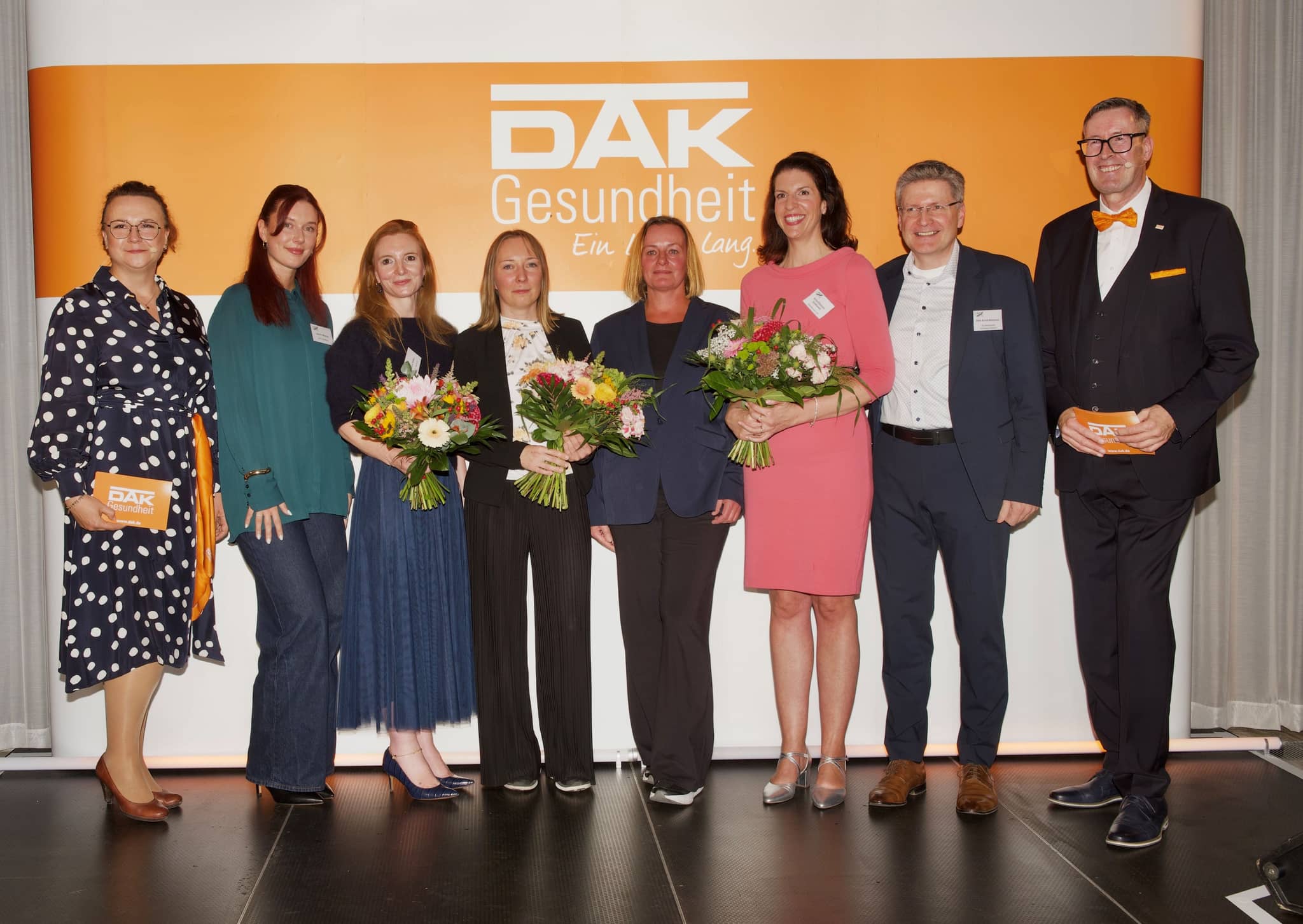 Alle Gewinnerinnen und Gewinner des BGM-Förderpreises 2026 auf der Bühne.