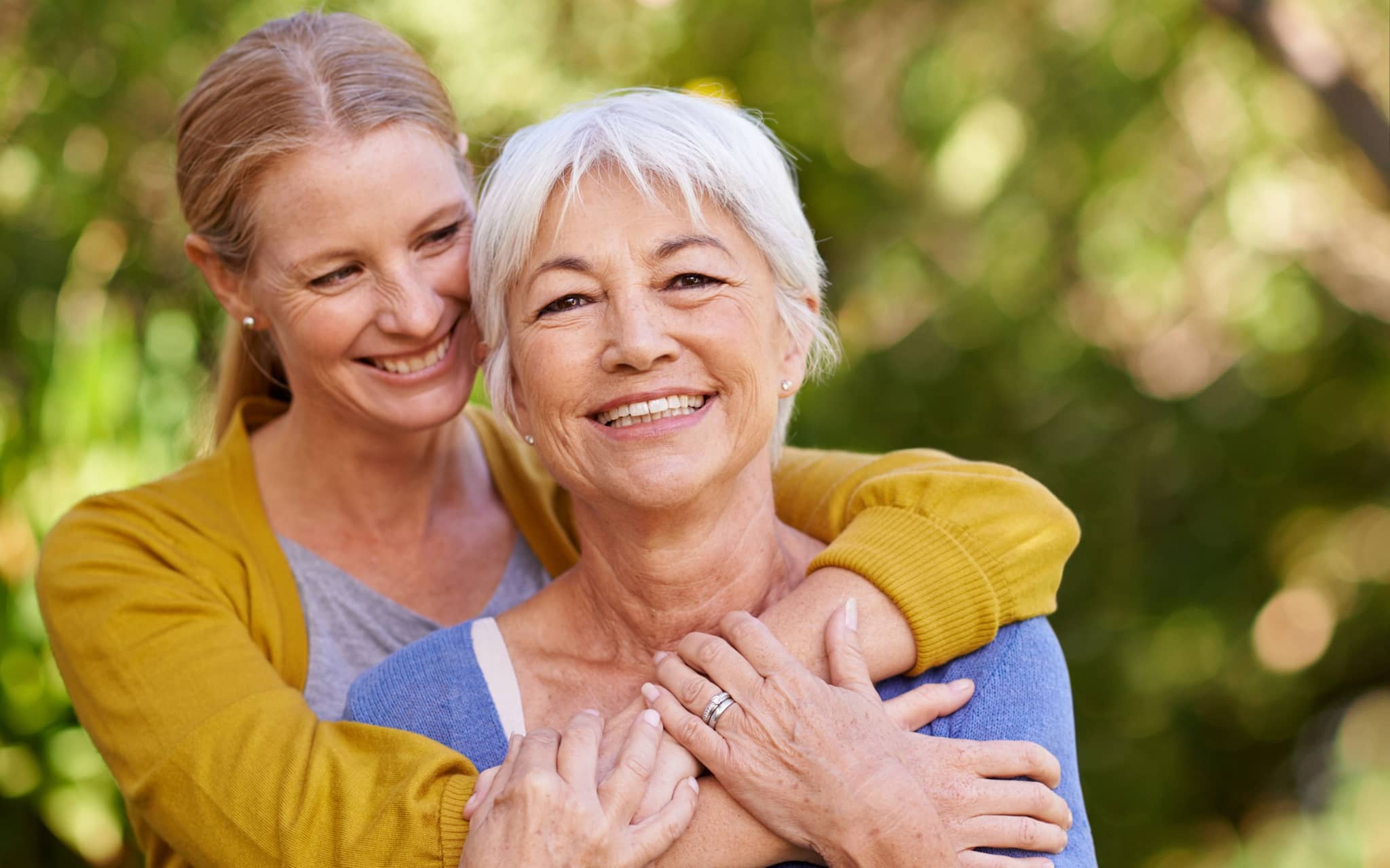 Online-Pflegekurs: Inniger Moment zwischen Seniorin und ihrer erwachsenen Tochter.