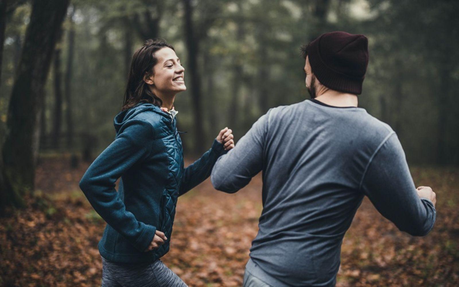 Bild: Onlineseminar Stressbewältigung durch Bewegung: Mann und Frau laufen im Wald.