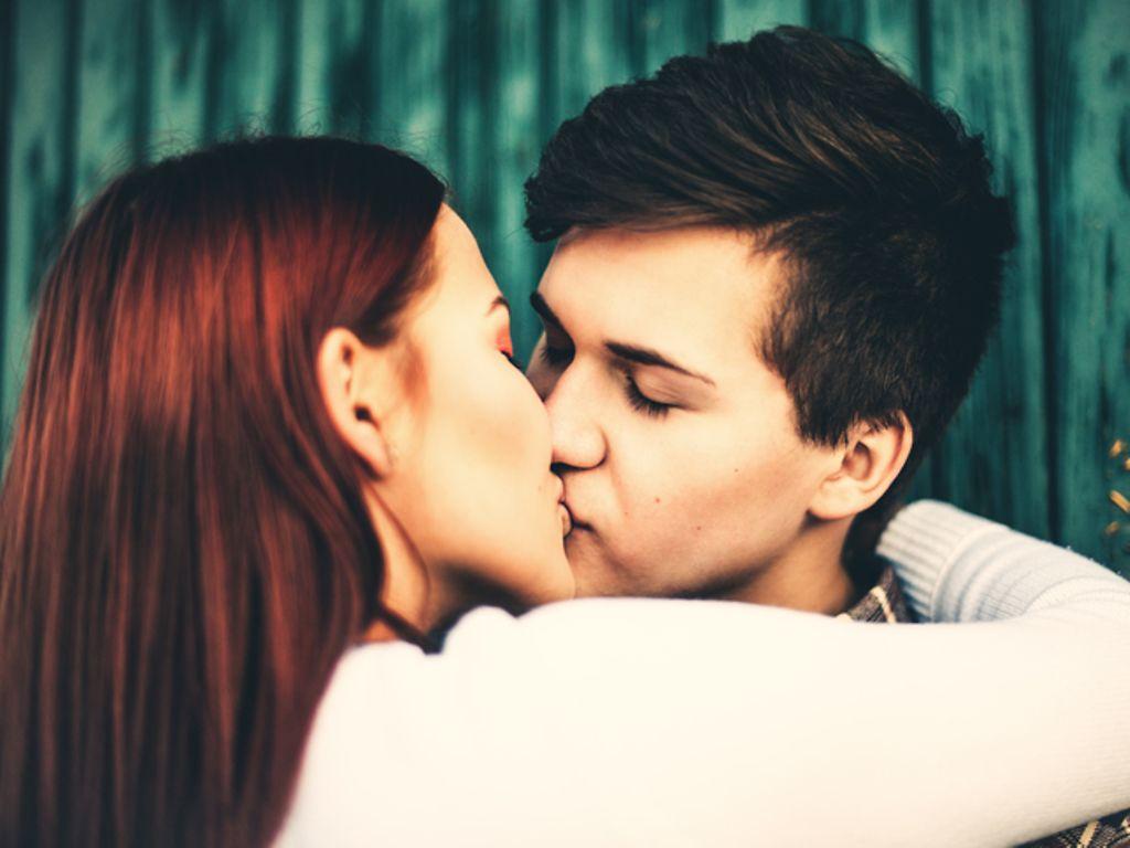 Symbolbild Das Erste Mal: Ein Junge küsst ein Mädchen