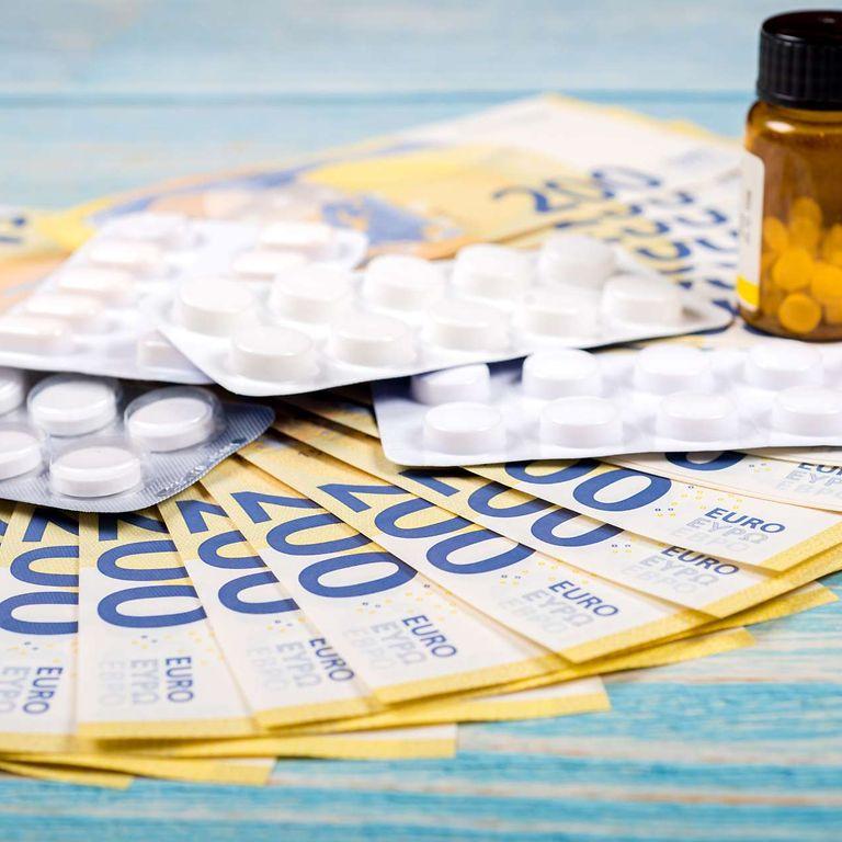 Viele Tabletten liegen auf mehreren 200-Euro-Scheinen.