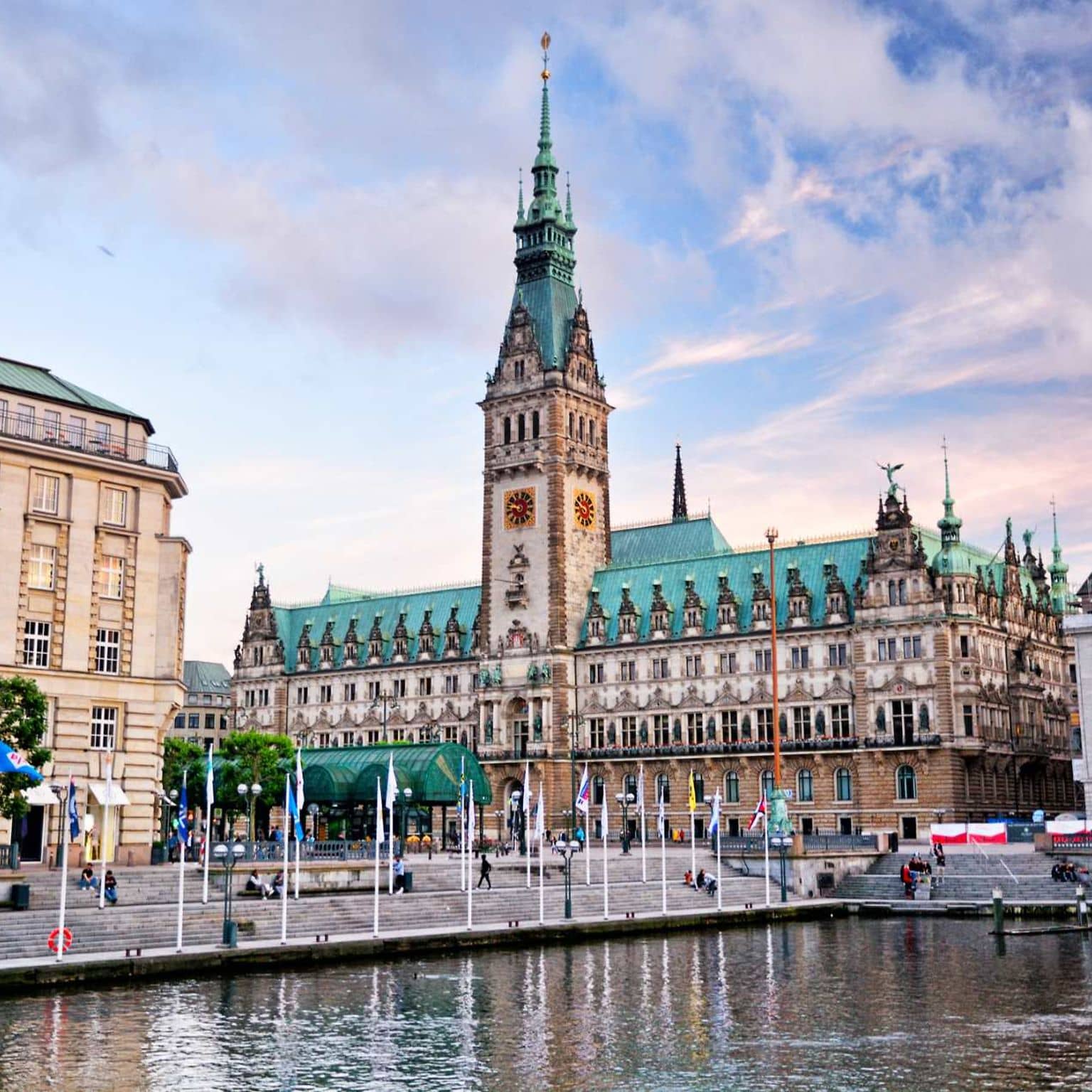 Bild: Hamburger Rathaus von den Alster Arkaden aus gesehen