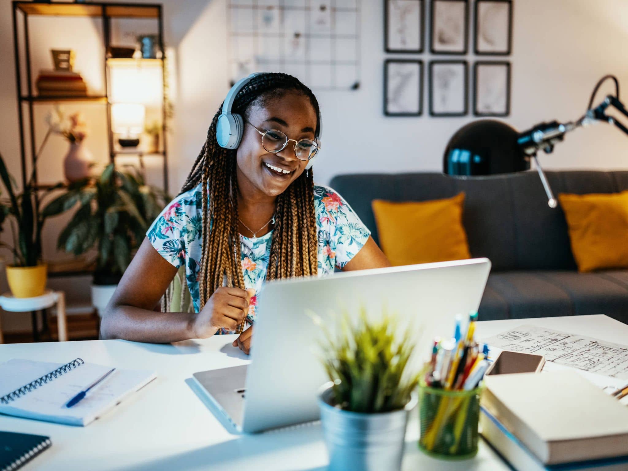 Bild: Jugendliche sitzt am Laptop und verfolgt ein Onlineseminar