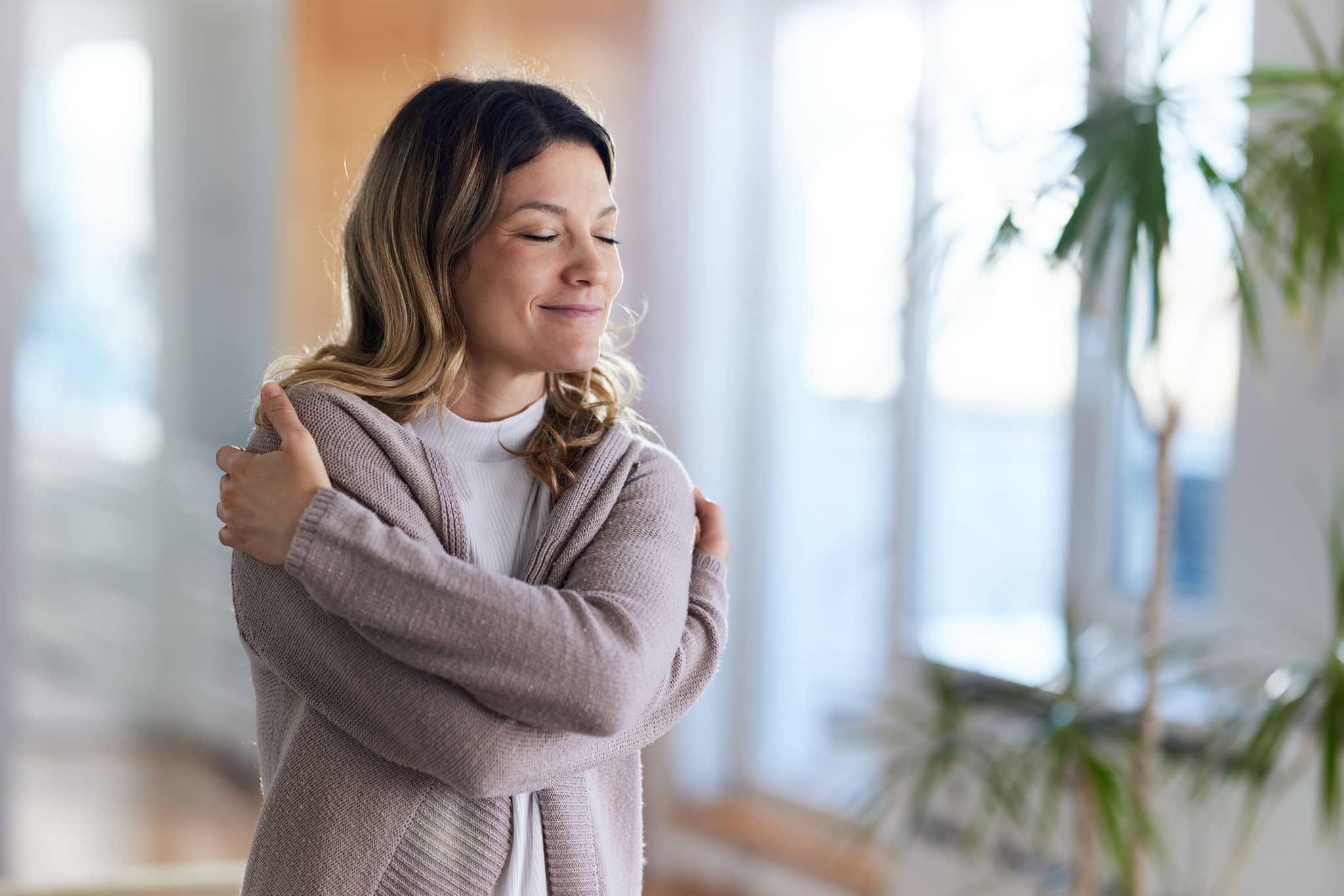 Selbstliebe: Eine Frau umarmt sich selbst