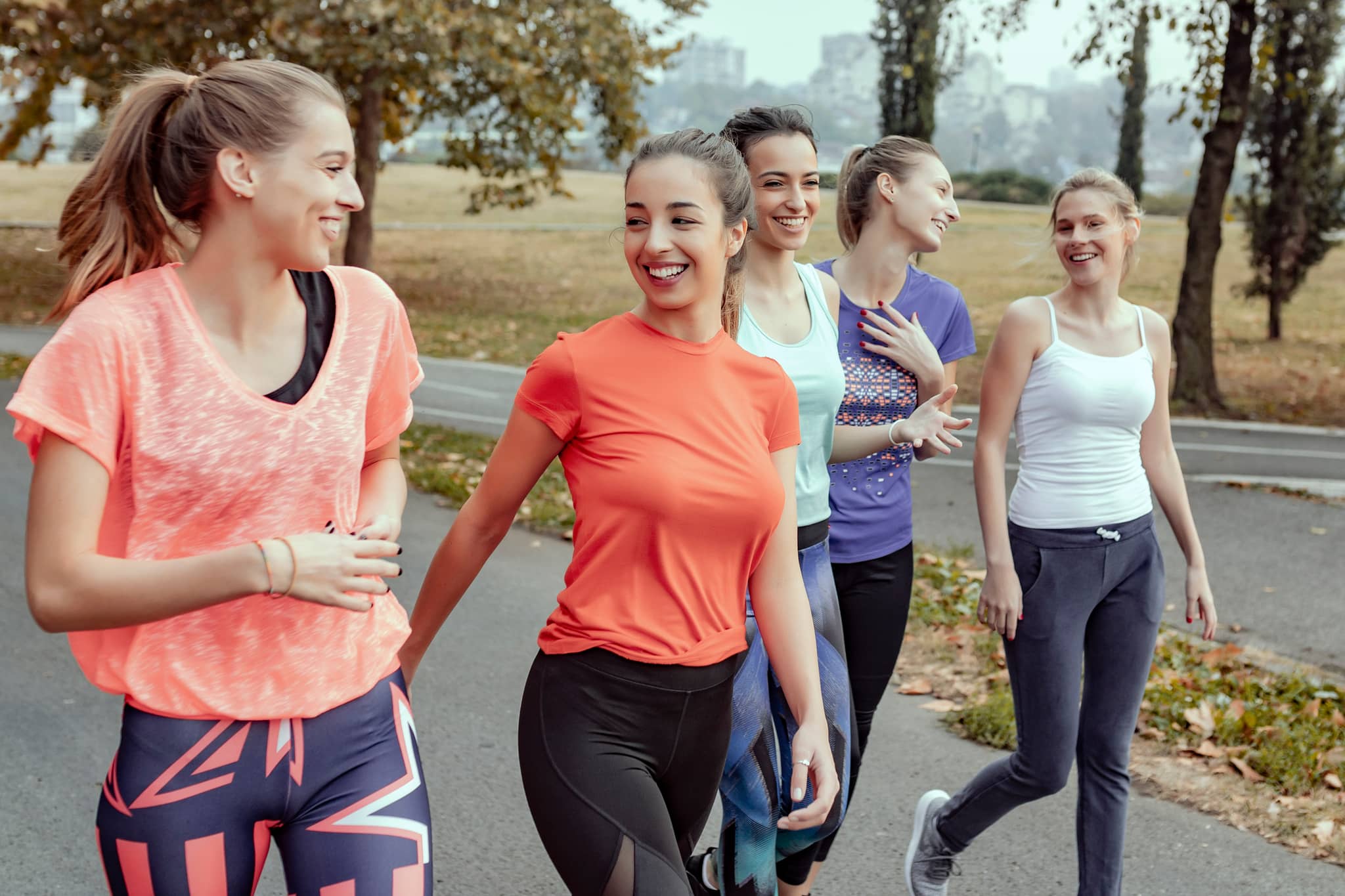 Eine Gruppe Läuferinnen joggt gemeinsam langsam