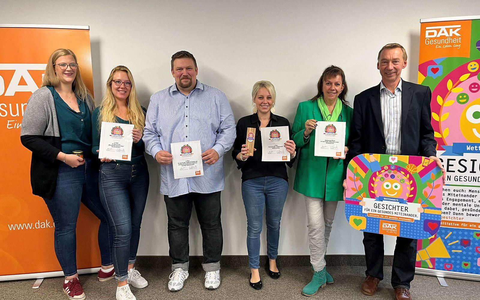 Bild: Gruppenfoto der Siegerinnen und Sieger des Wettbewerbs "Gesichter für ein gesundes Miteinander 2023" aus Niedersachsen