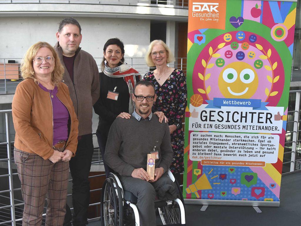 Bild: Gruppenbild des Projekt der TrickFabrik - Landessieger 2023 bei Wettbewerb "Gesichter für ein gesundes Miteinander".