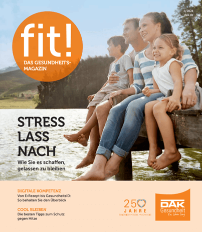 Eine Gruppe junger Menschen sitzt in Yogapose auf dem Boden