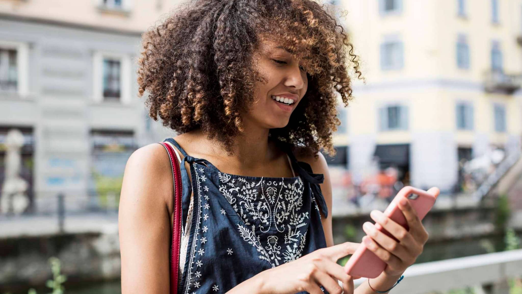 Symbolbild für digitale Leistungen der DAK-Gesundheit: Eine Frau tippt auf ihr Smartphone.
