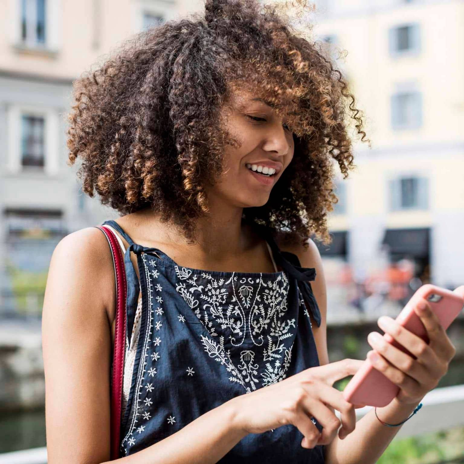 Symbolbild für digitale Leistungen der DAK-Gesundheit: Eine Frau tippt auf ihr Smartphone.