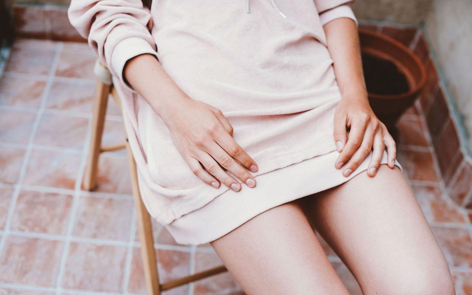 Gebärmutterhalskrebs-Vorsorge: Mit Pullover verdeckter Unterleib einer Frau. 