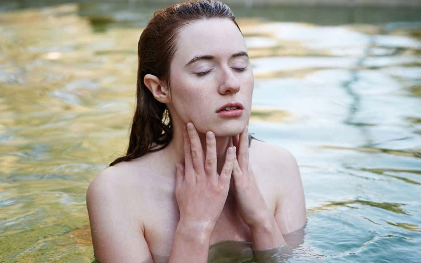 Anthroposophische Medizin: Frau badet entspannt in einem Gewässer
