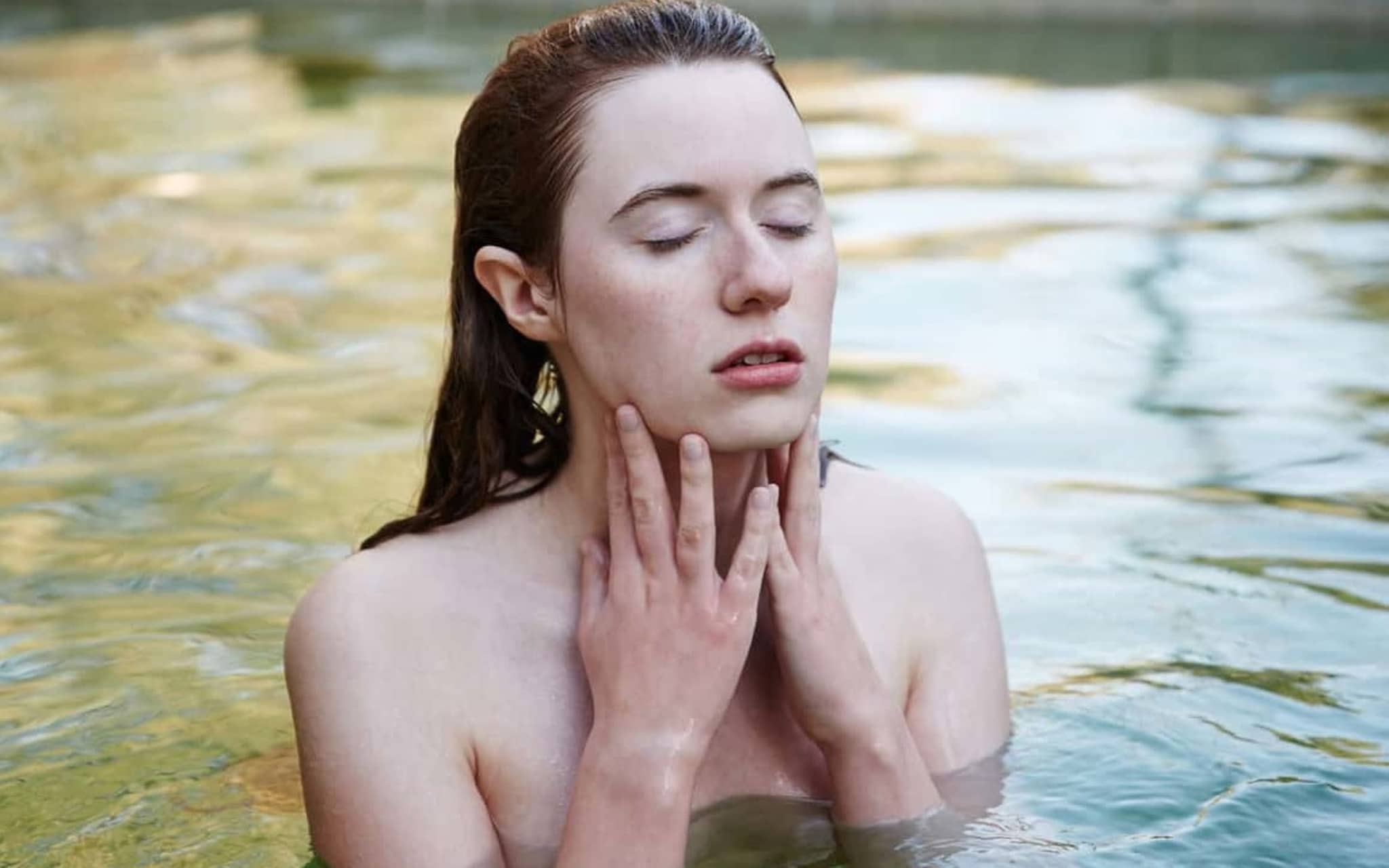 Anthroposophische Medizin: Frau badet entspannt in einem Gewässer