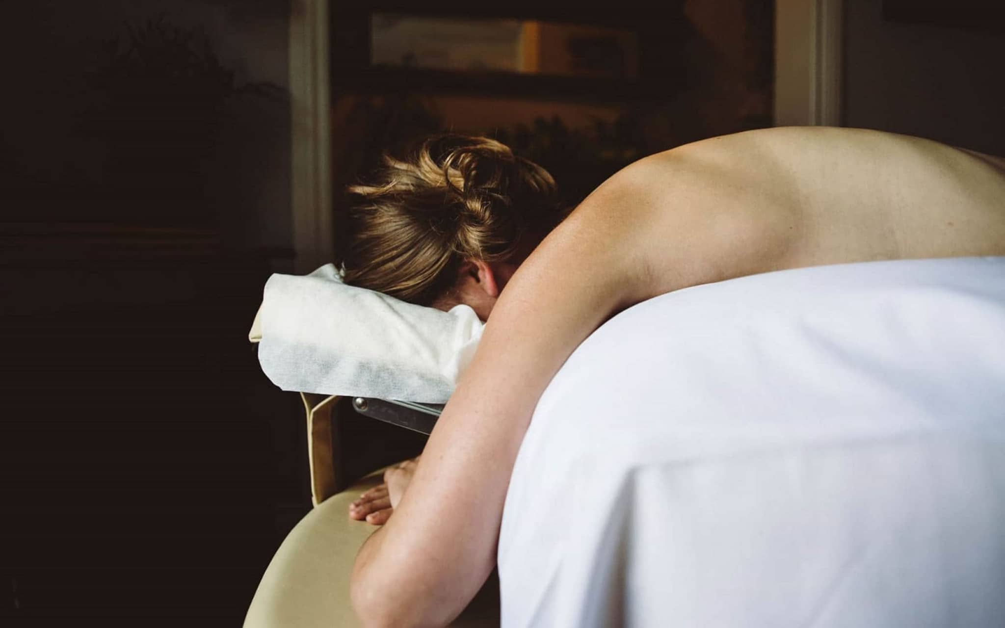 Chirotheraphie: Frau liegt auf einer Liege und ist bereit für die Behandlung