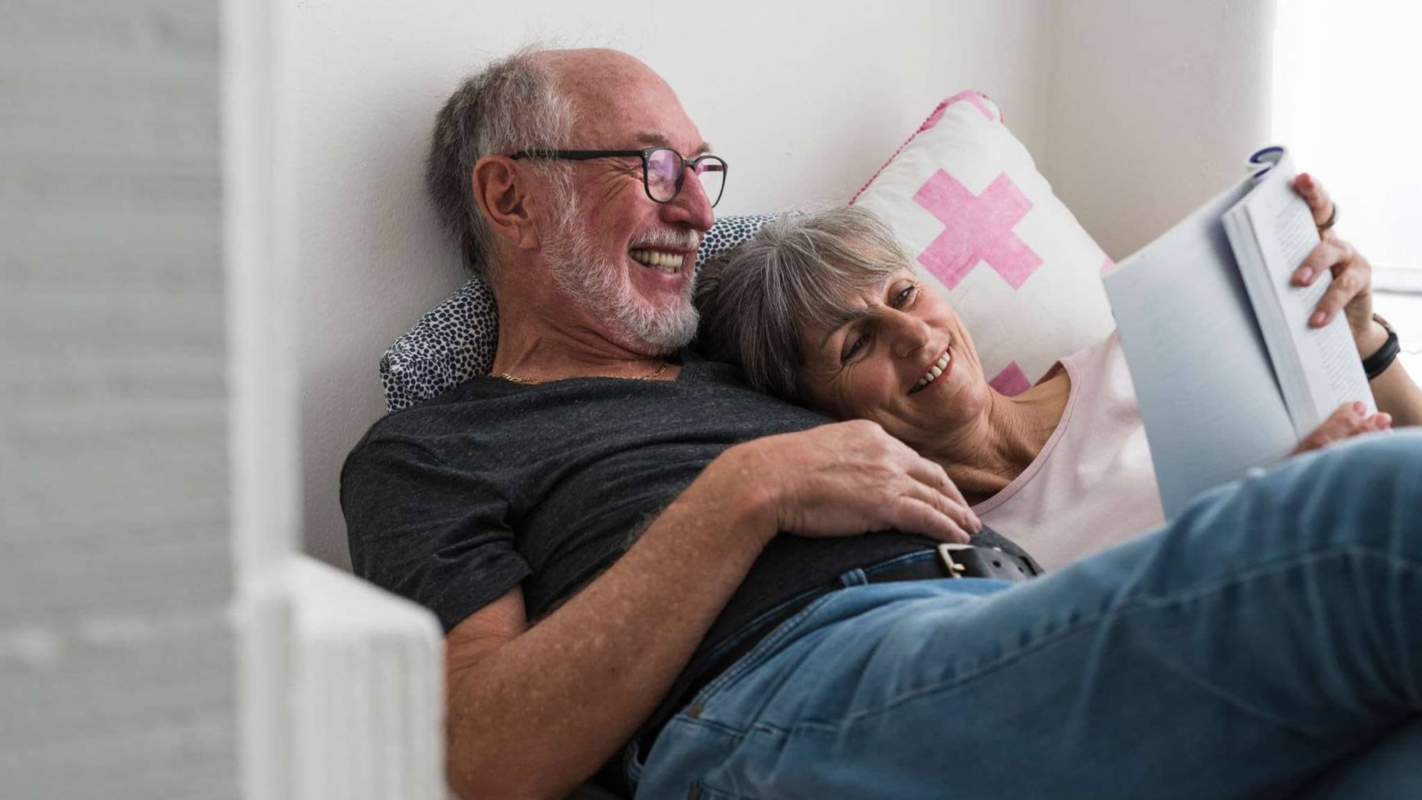 Vorsorge Diabetiker: Glückliches älteres Paar liest ein Buch.