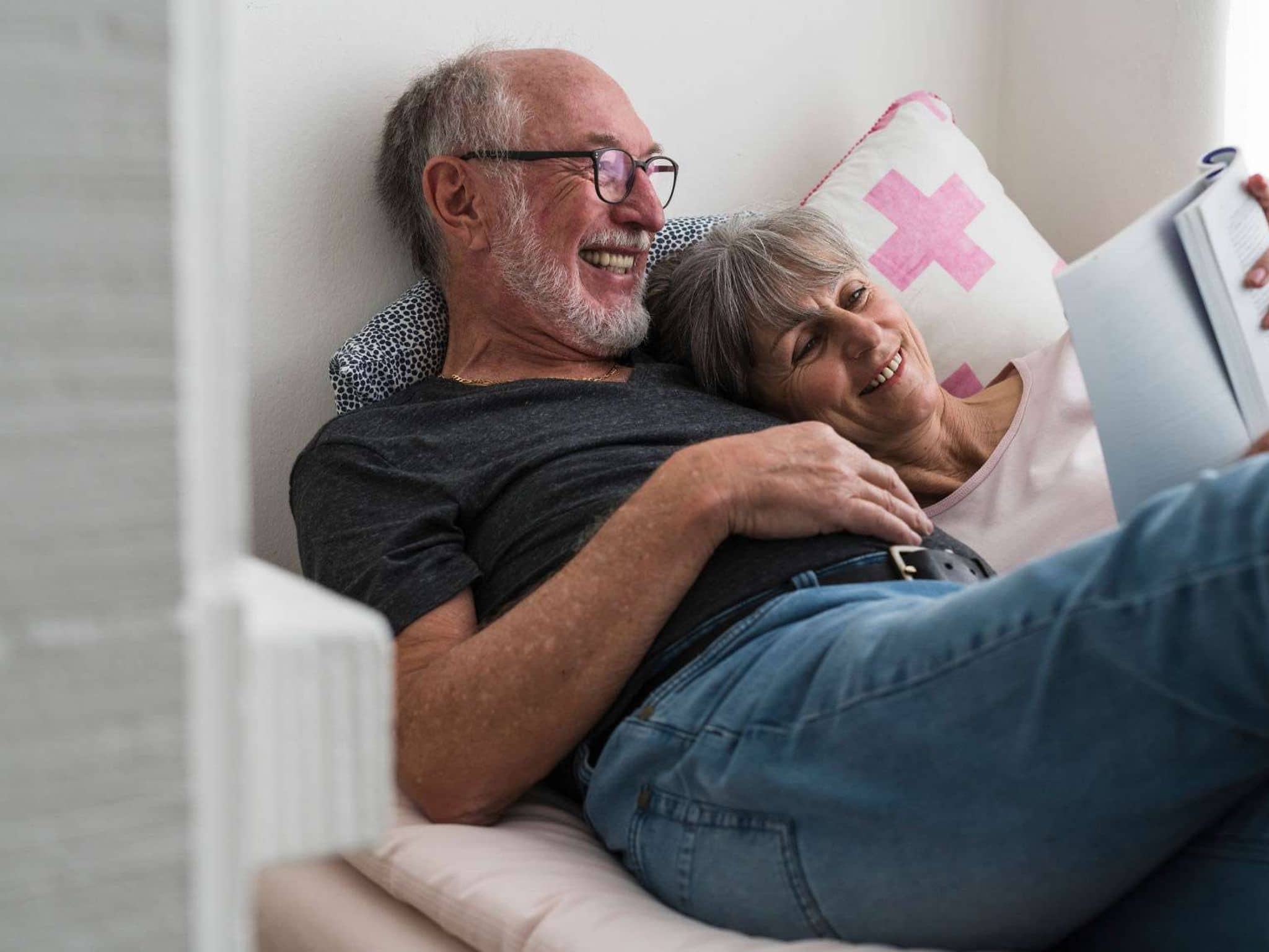 Vorsorge Diabetiker: Glückliches älteres Paar liest ein Buch.