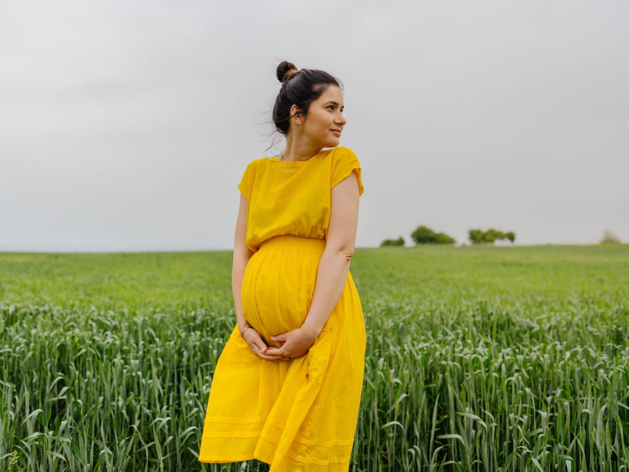 Richtig essen in der Schwangerschaft: Ein Teller Salat mit Süßkartoffel-Pommes