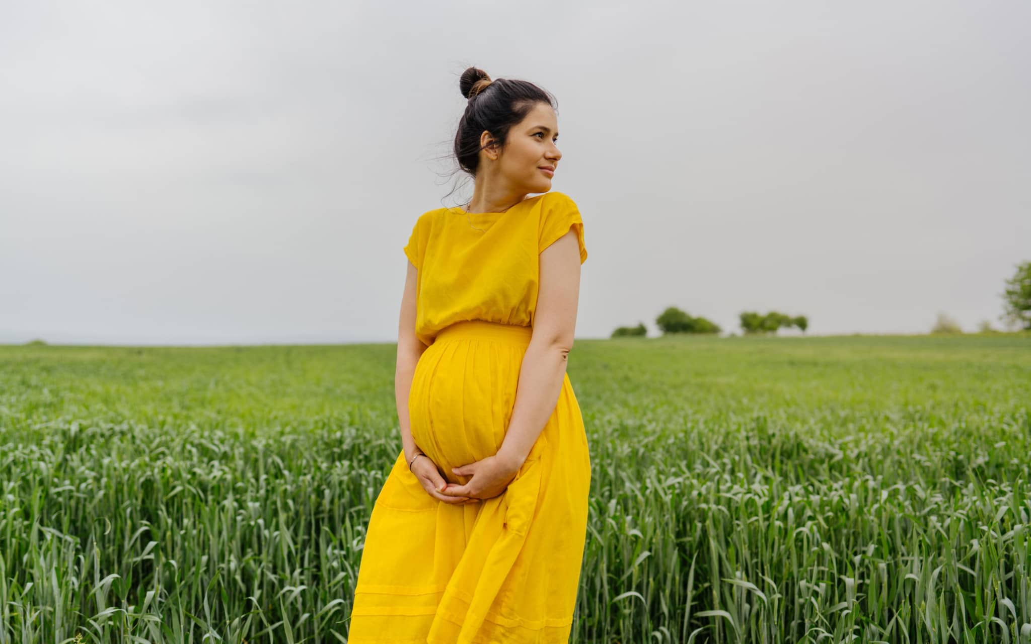 Richtig essen in der Schwangerschaft: Ein Teller Salat mit Süßkartoffel-Pommes