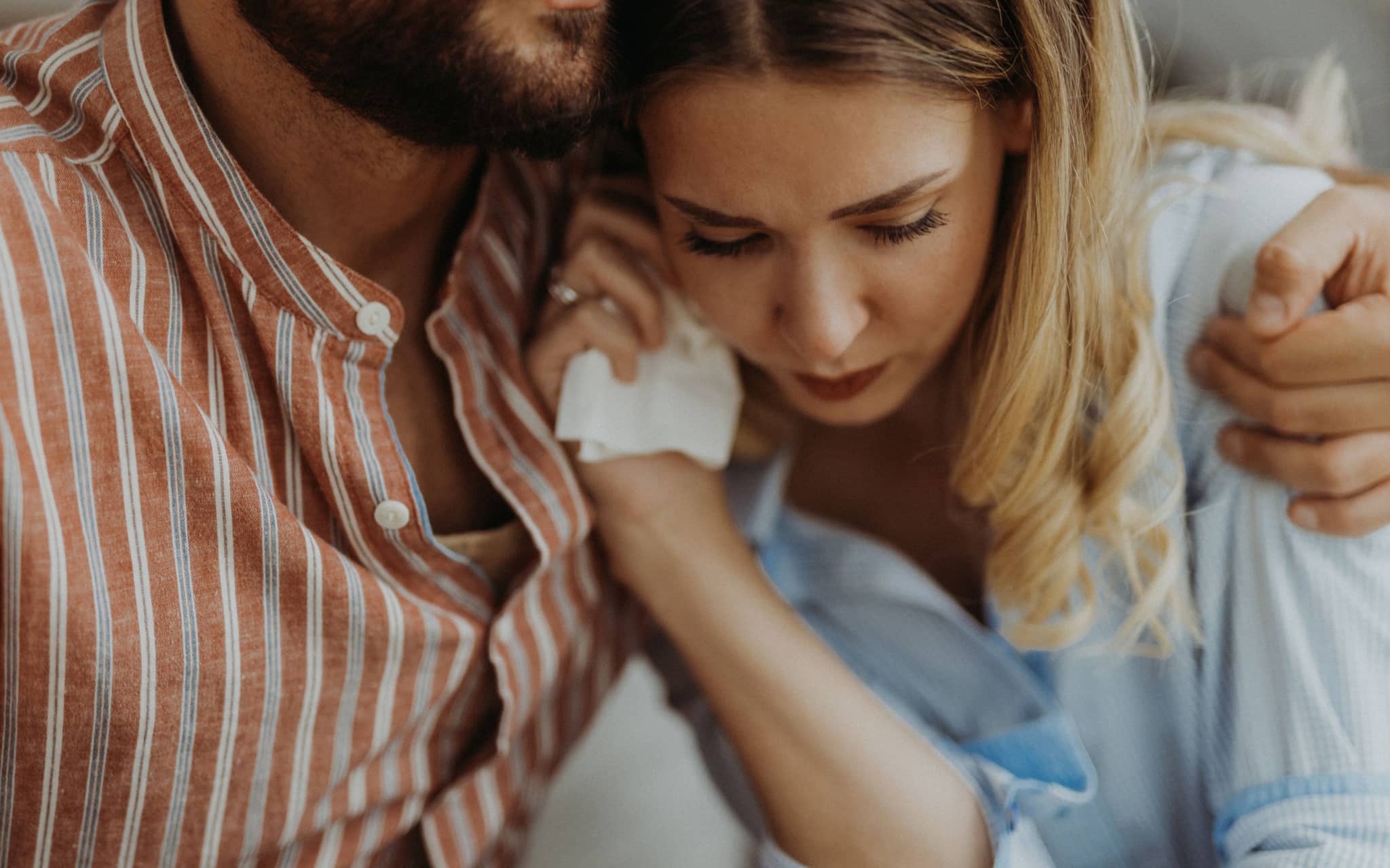 Schutzfristen bei Fehlgeburt: Paar trauert nach Fehlgeburt