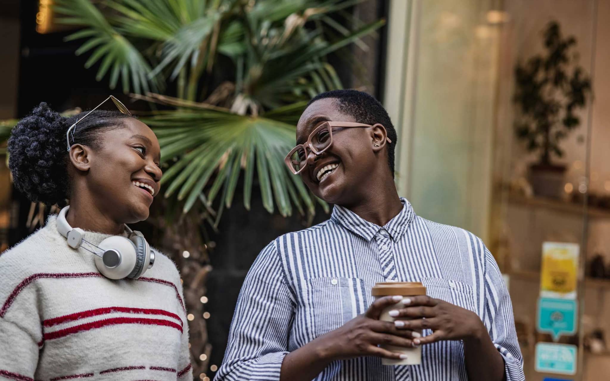 Junge Frau freut sich über das Kompliment ihrer Freundin