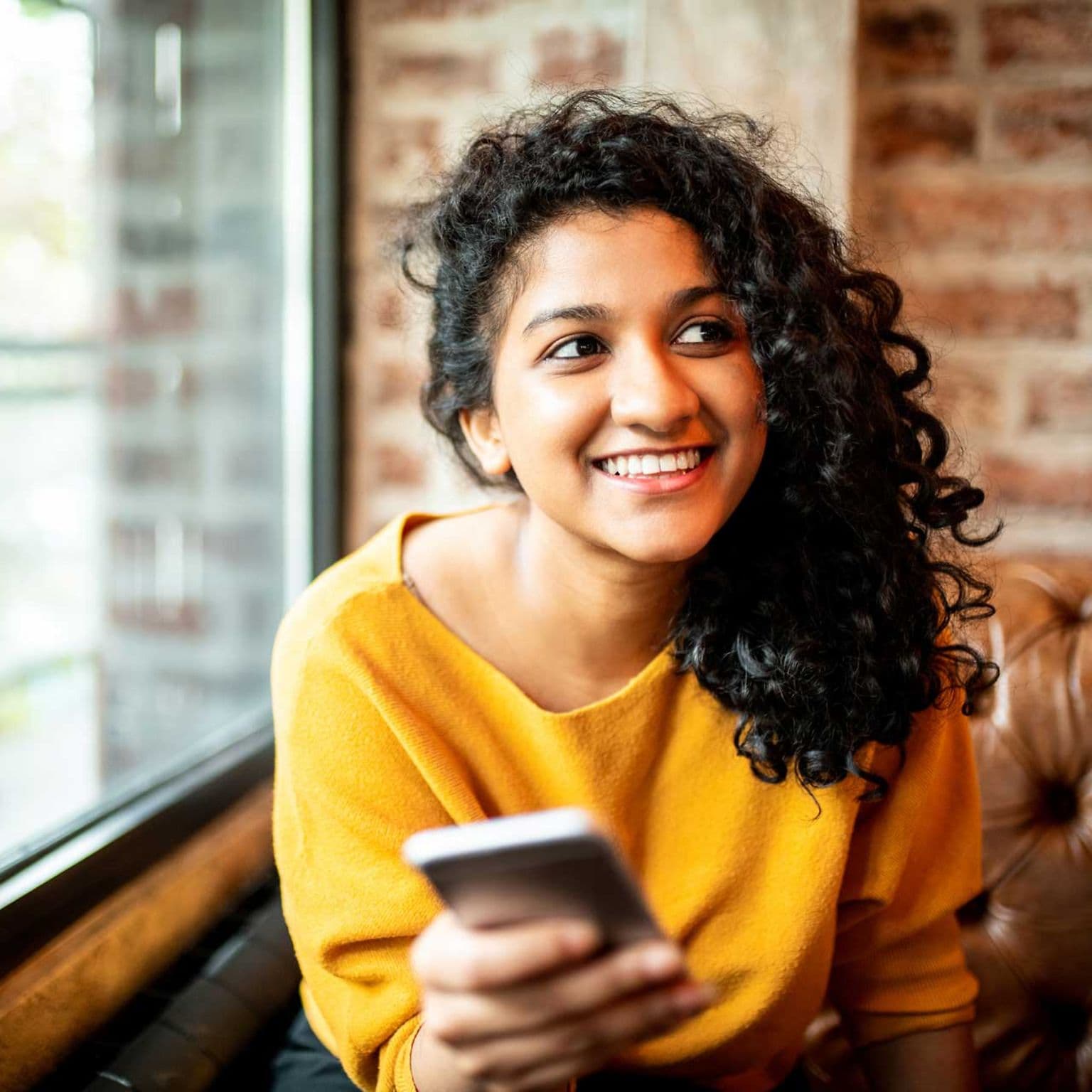 Lächelnde Frau abonniert den DAK-Newsletter