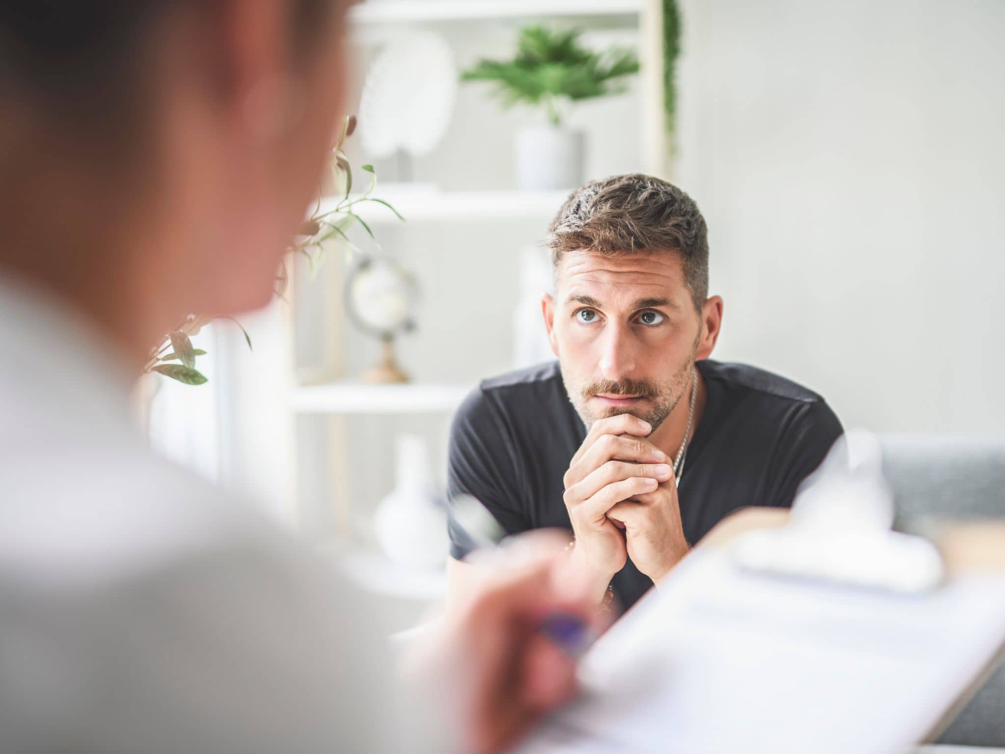 Unfruchtbarkeit beim Mann: Ein Mann mittleren Alters him Gespräch mit einem Arzt