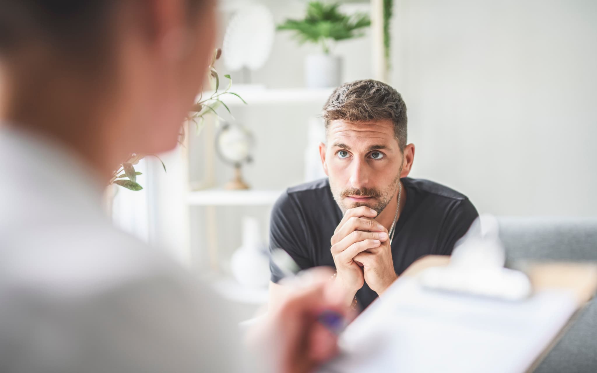 Unfruchtbarkeit beim Mann: Ein Mann mittleren Alters him Gespräch mit einem Arzt