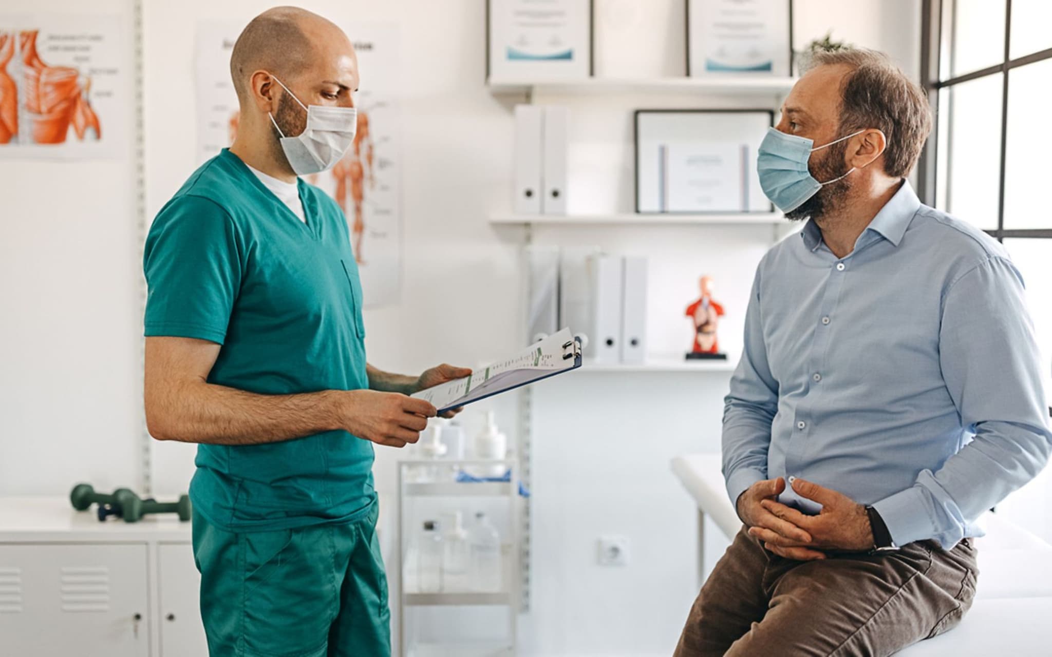 Darmspiegelung: Arztgespräch mit dem Patienten in der Praxis