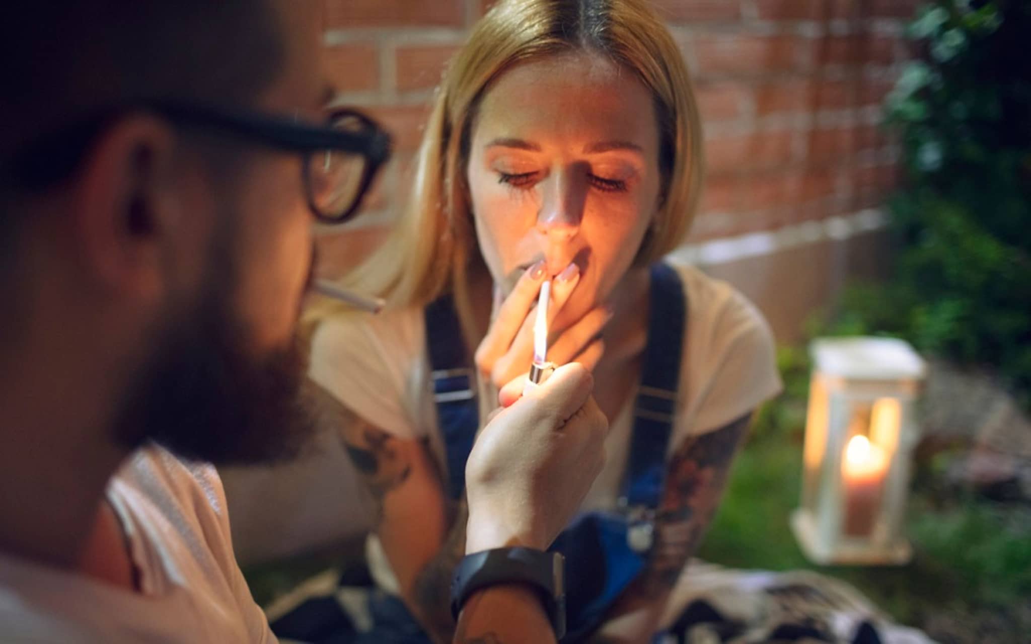 Suchtentwöhnungskurse: Frau und Mann rauchen gemeinsam.
