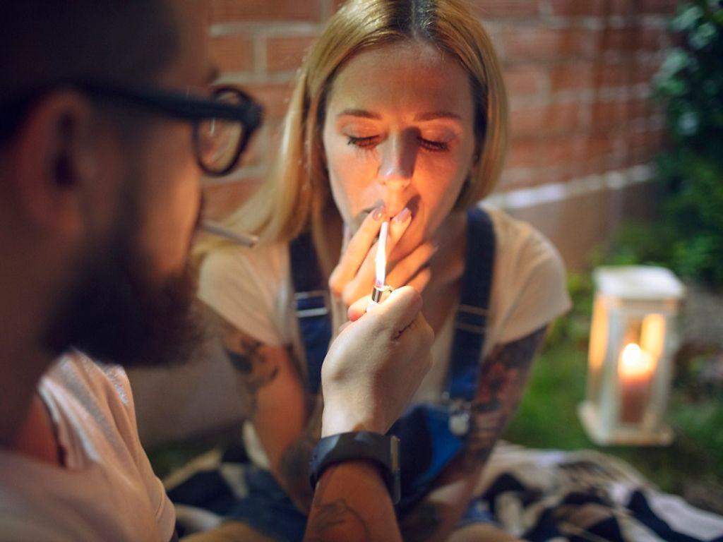 Suchtentwöhnungskurse: Frau und Mann rauchen gemeinsam.