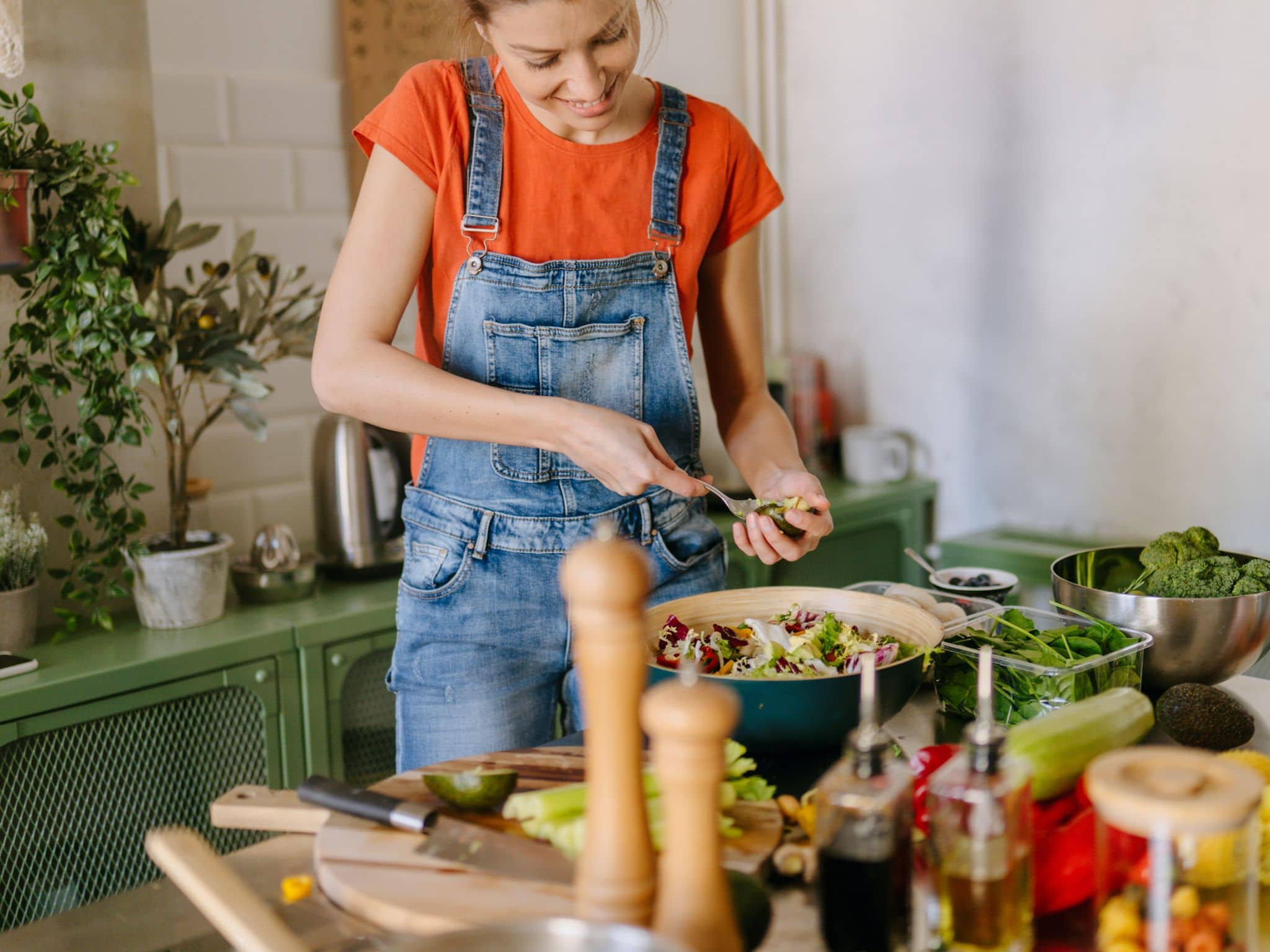 Ballaststoffe: Junge Frau bereitet ballaststoffreiche Nahrung zu.