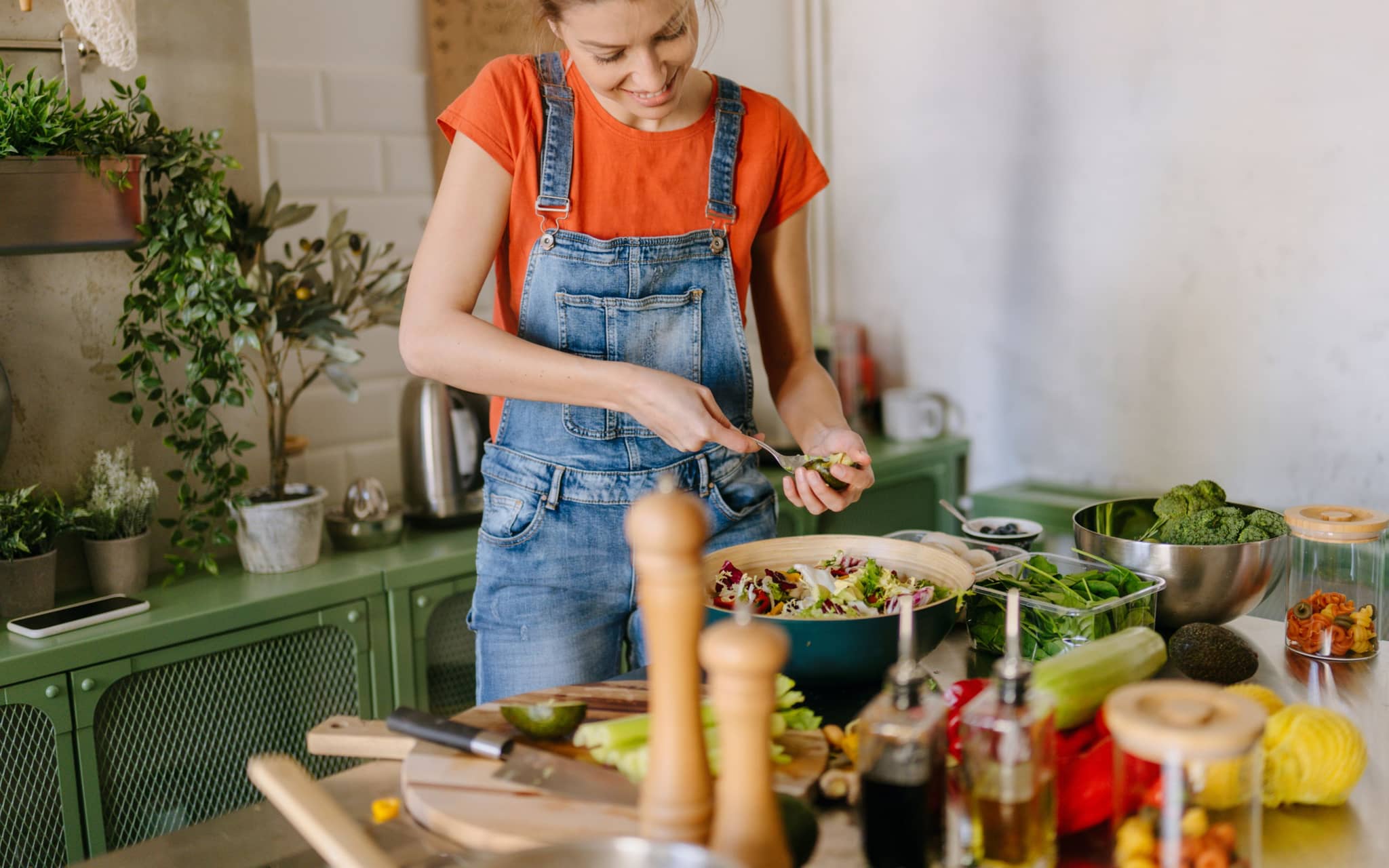 Ballaststoffe: Junge Frau bereitet ballaststoffreiche Nahrung zu.