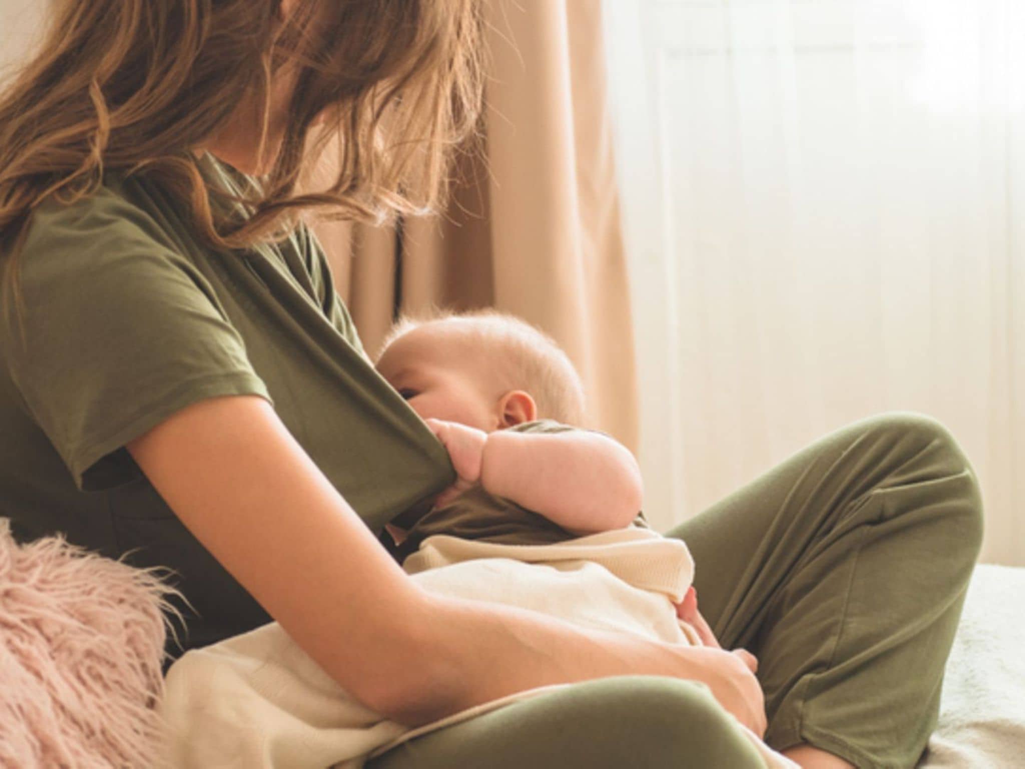 Muttermilch: Mutter schaut ihr Baby während des Stillens an