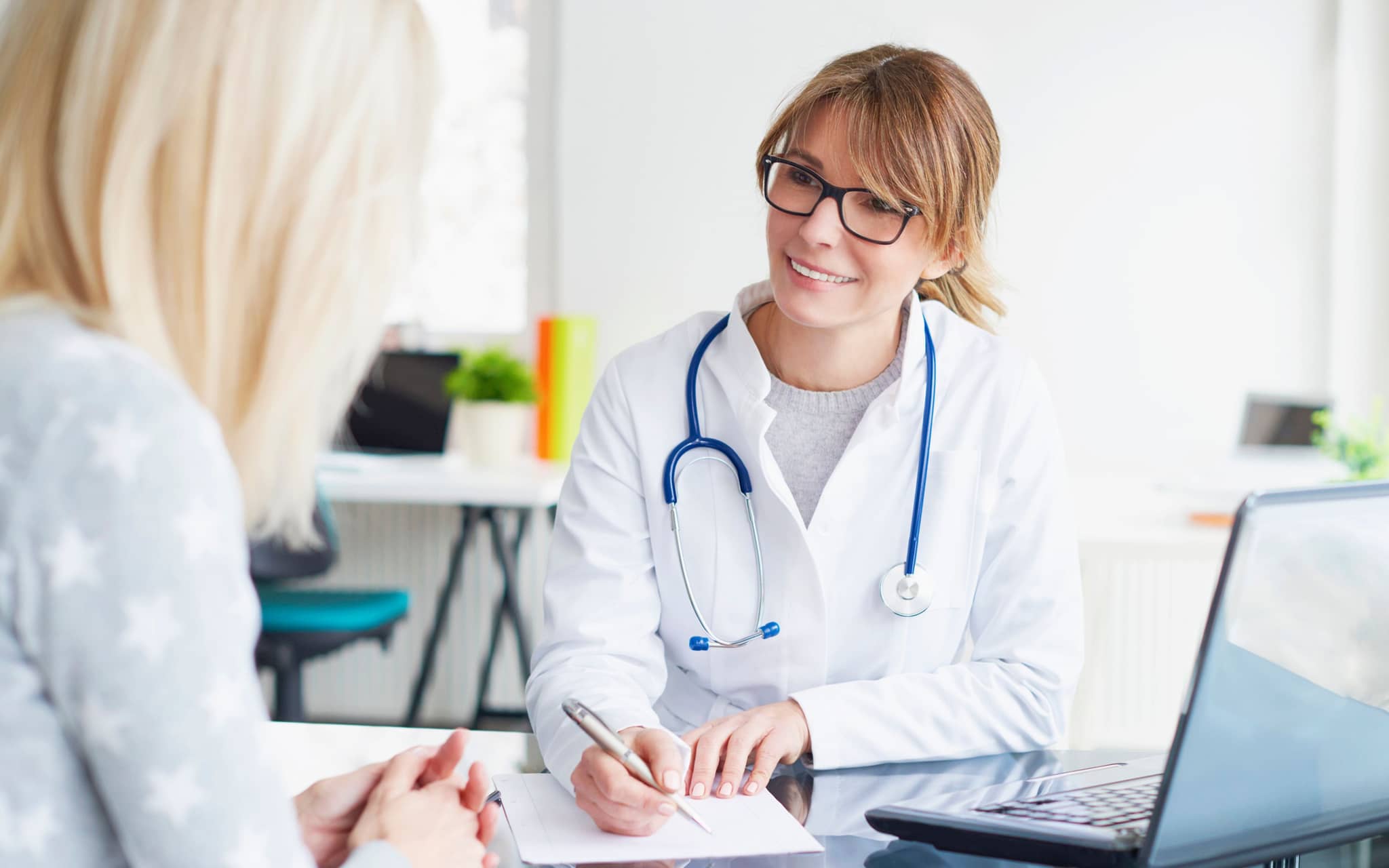 Gendermedizin: Eine Ärztin spricht mit ihrer Patientin