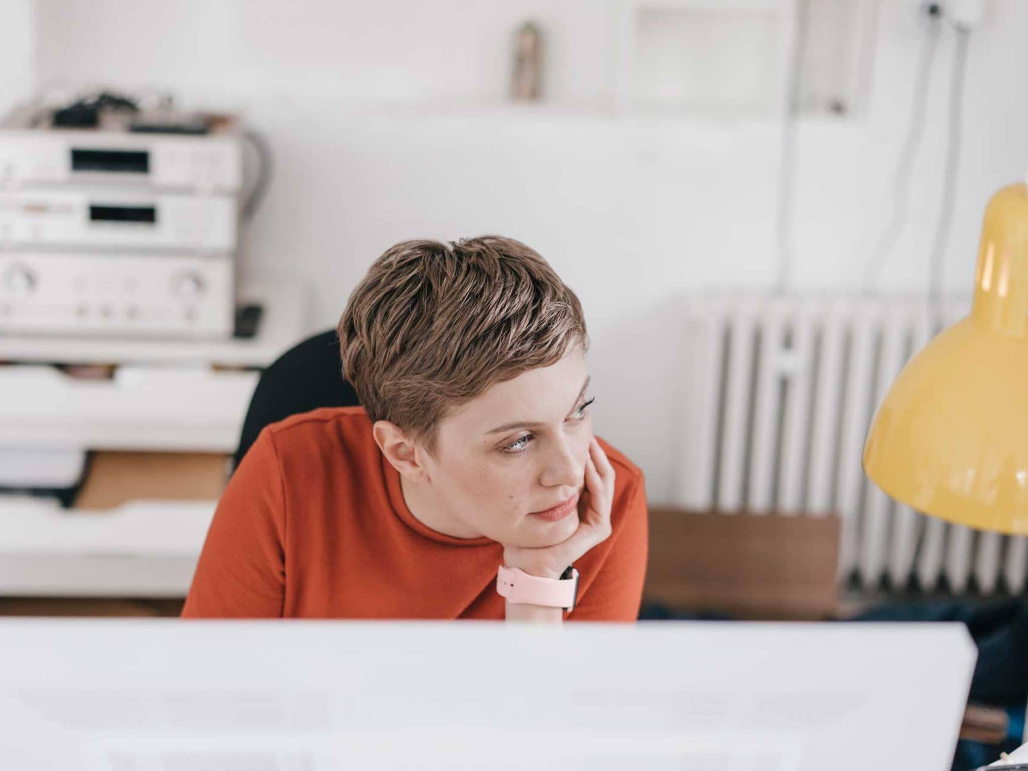 Frau sitzt gelangweilt vor einem Bildschirm
