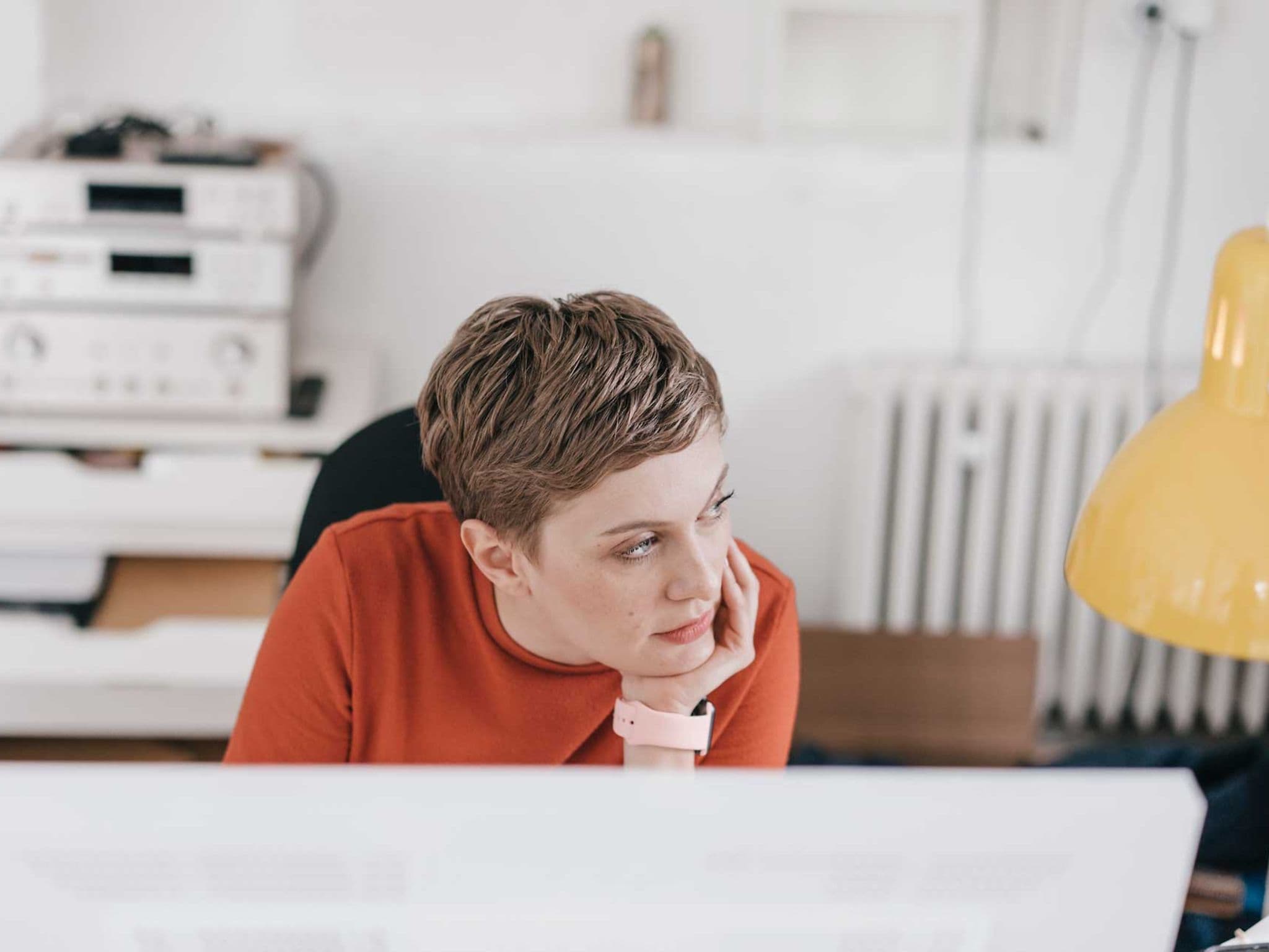 Frau sitzt gelangweilt vor einem Bildschirm