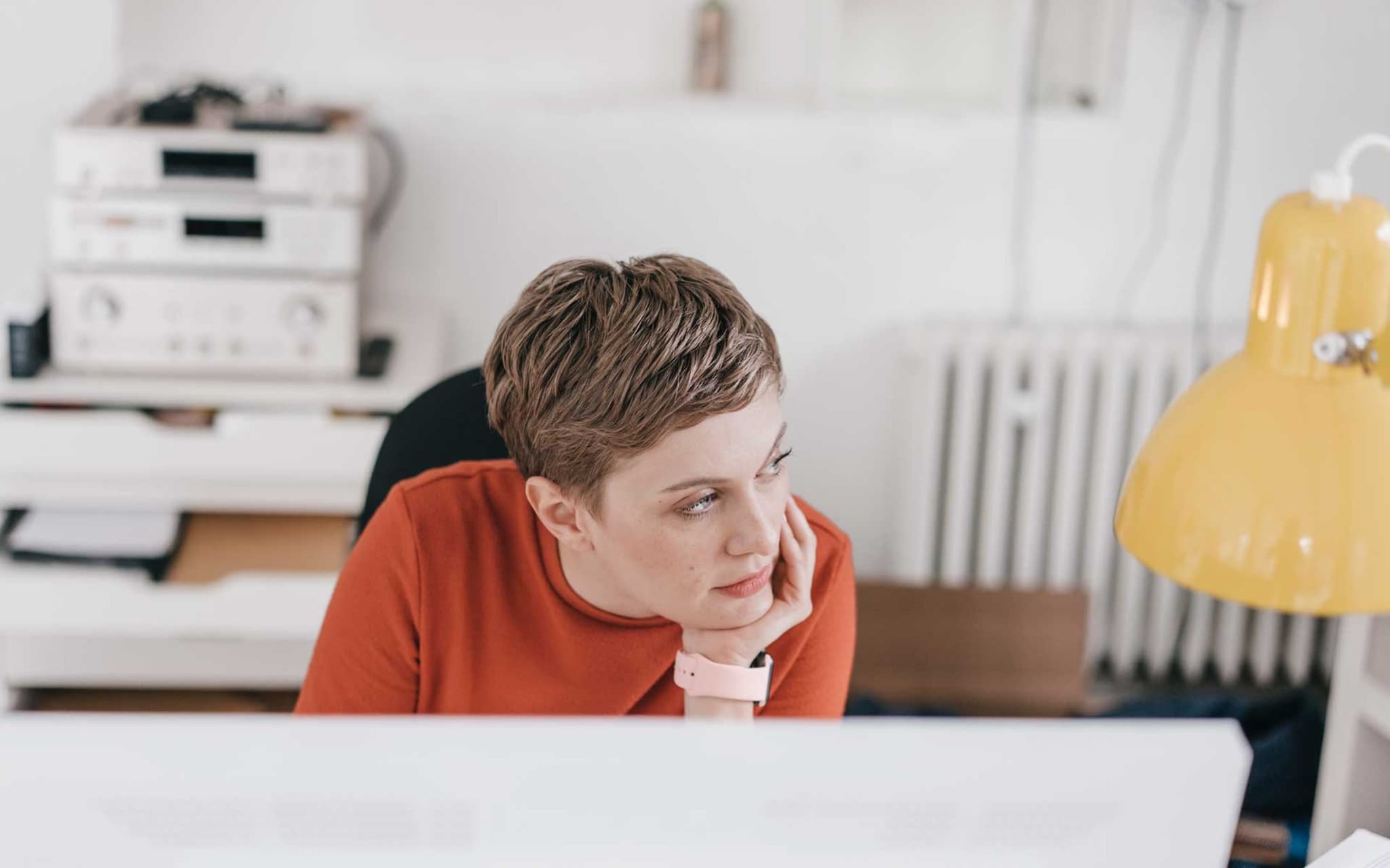 Frau sitzt gelangweilt vor einem Bildschirm