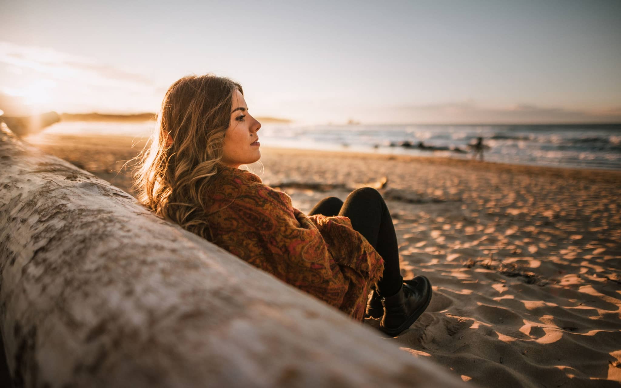 Hochsensibilität: Eine junge Frau am Strand und genießt die Natur