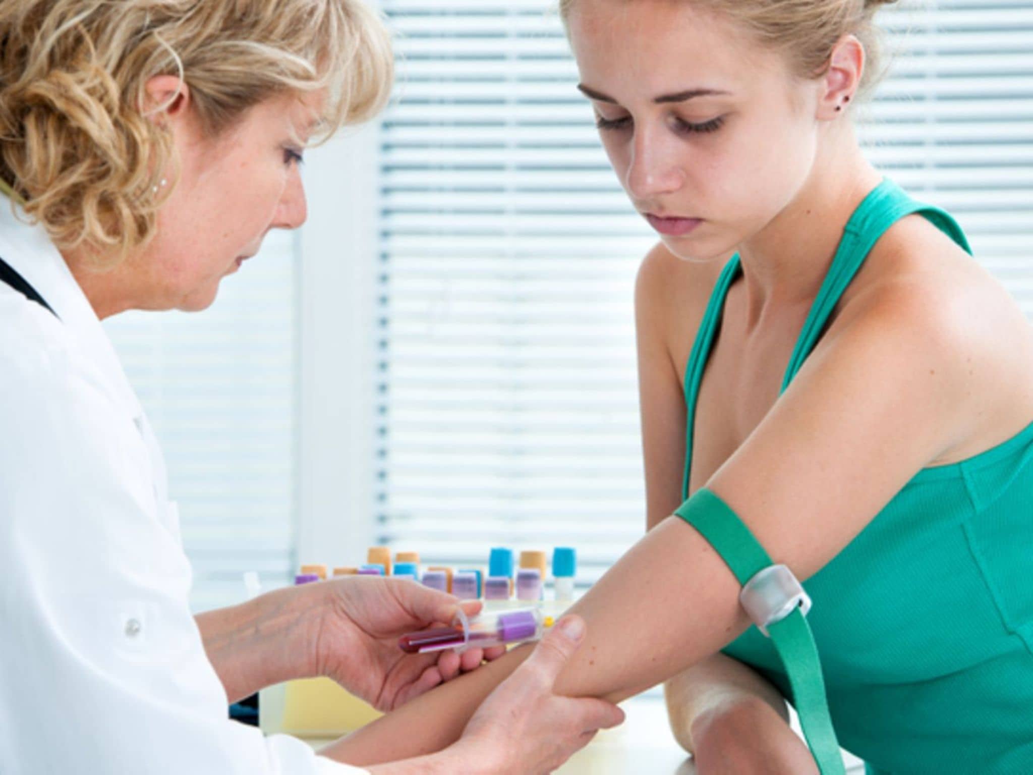 Blutspende-FAQ: Einer jungen Frau wird Blut abgenommen