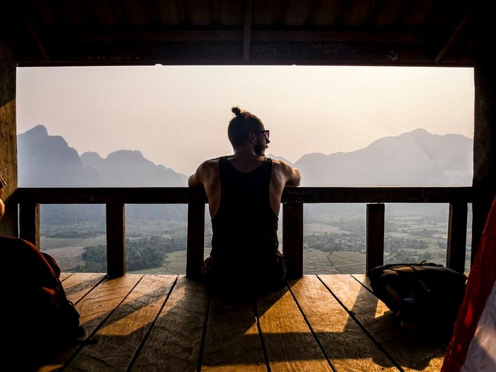Sabbatical: Ein junger Mann genießt den Blick auf die Berge