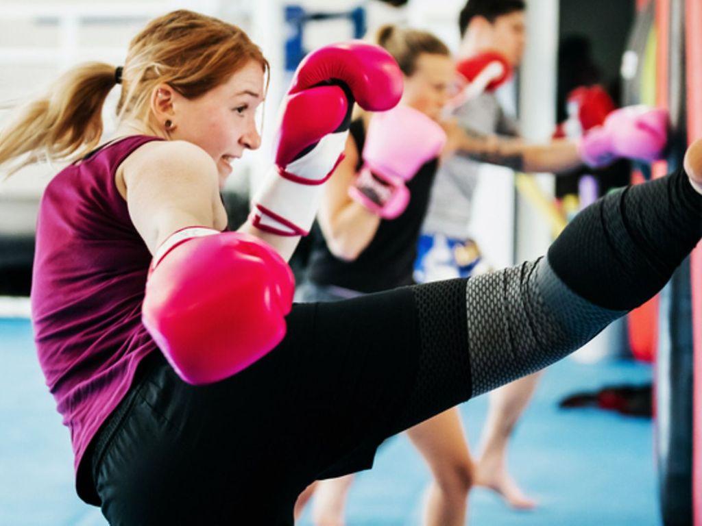 Sport gegen Aggressionen: Eine Frau boxt in einem Fitnessstudio gemeinsam mit anderen.