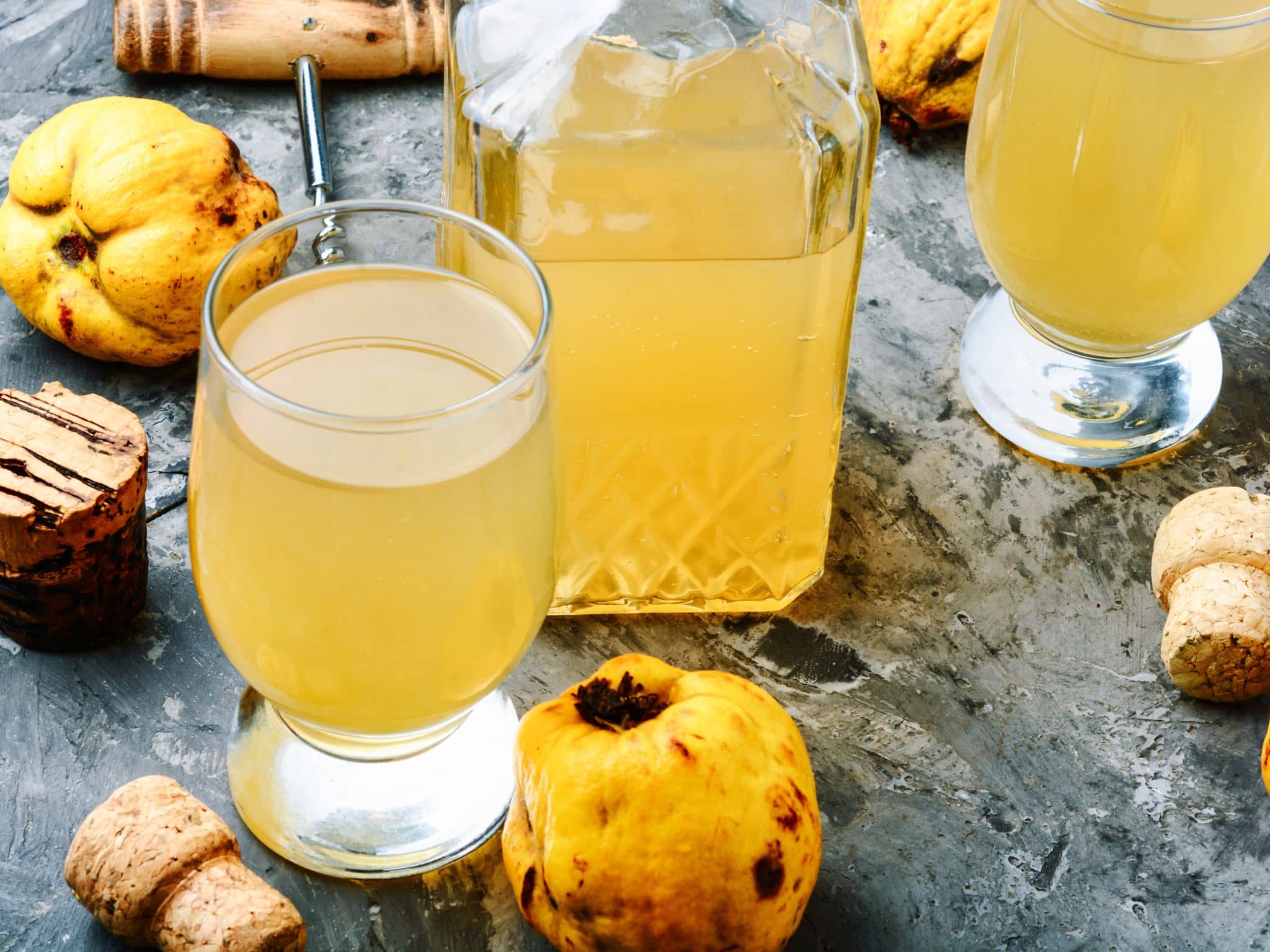 Bild: Drei Gläser mit Quittensaft auf einem Tisch.