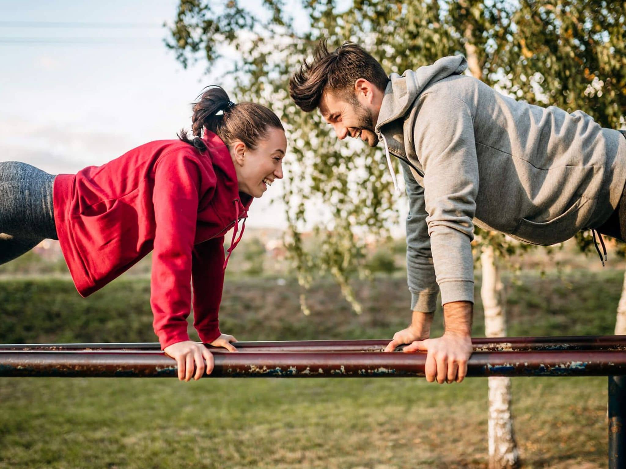 Geschlecht beim Sport: Frau und Mann beim gemeinsamen Sport in der Natur