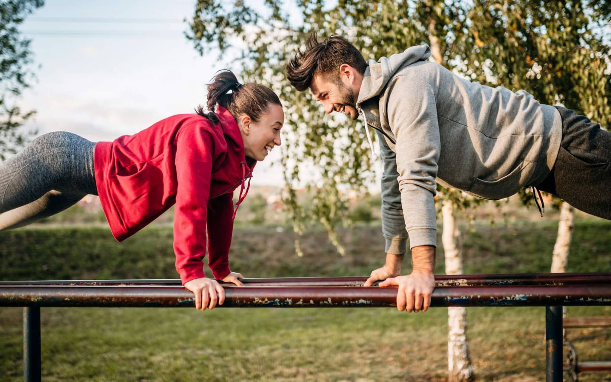 Geschlecht beim Sport: Frau und Mann beim gemeinsamen Sport in der Natur