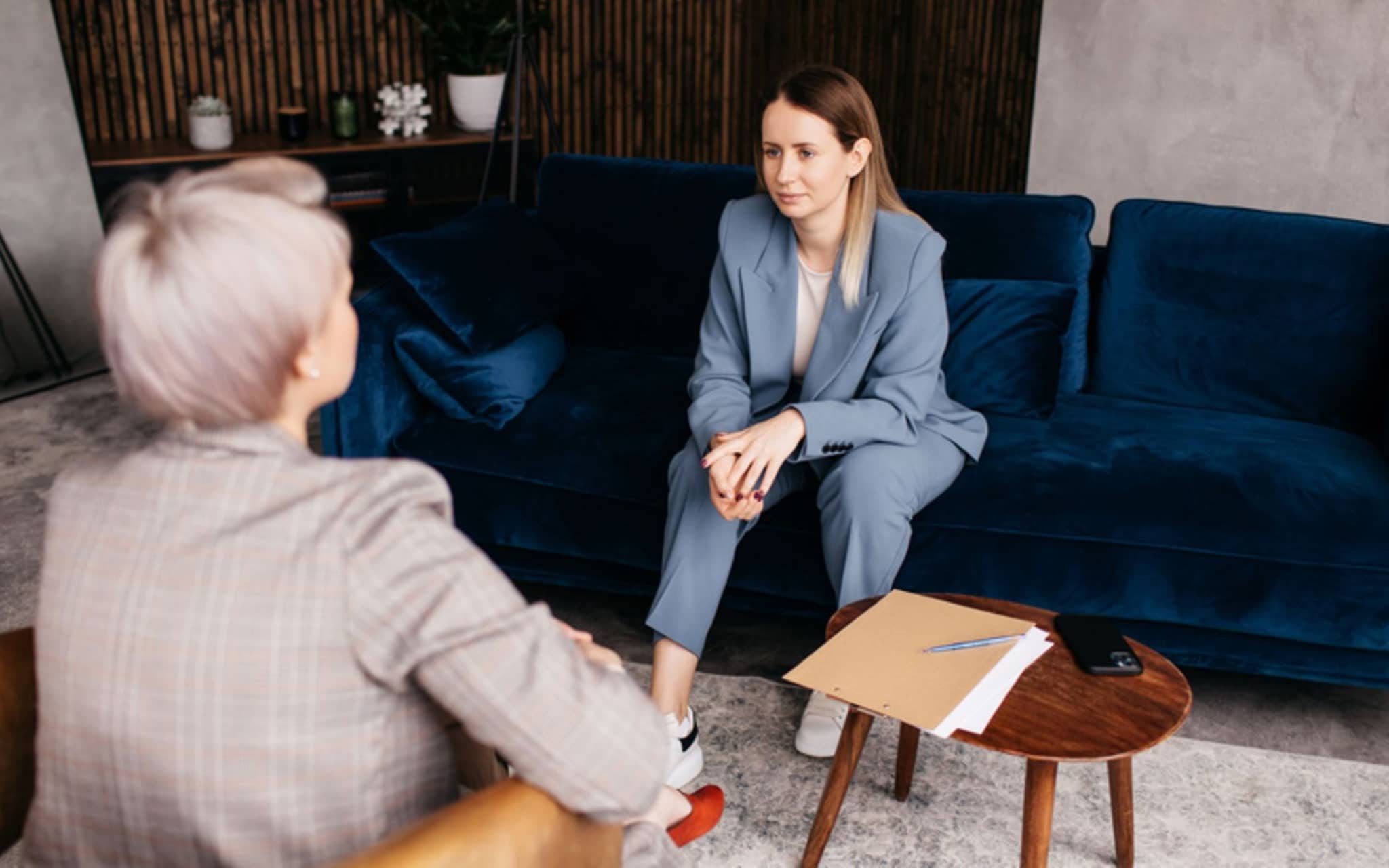 Hypnose: Zwei Frauen sitzen sich gegenüber in einer Therapiesitzung