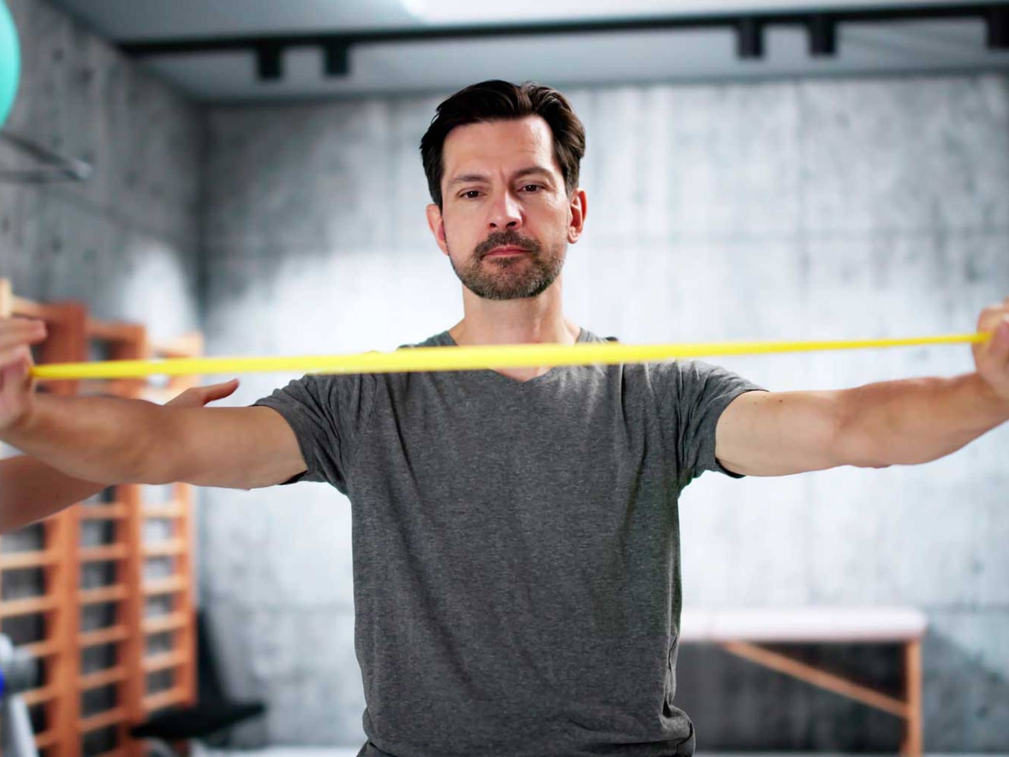 Mann trainiert mit Übungsband