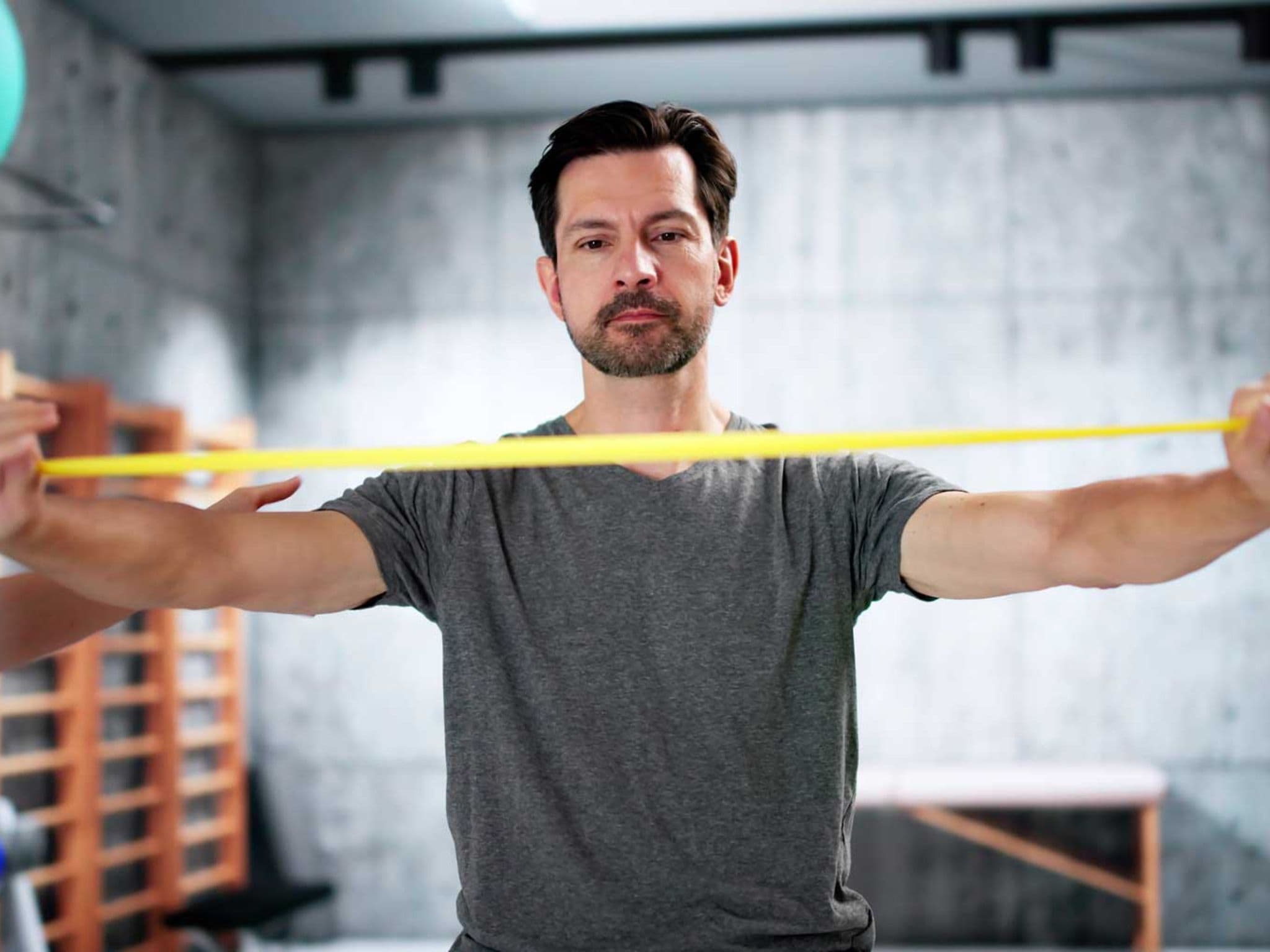 Mann trainiert mit Übungsband