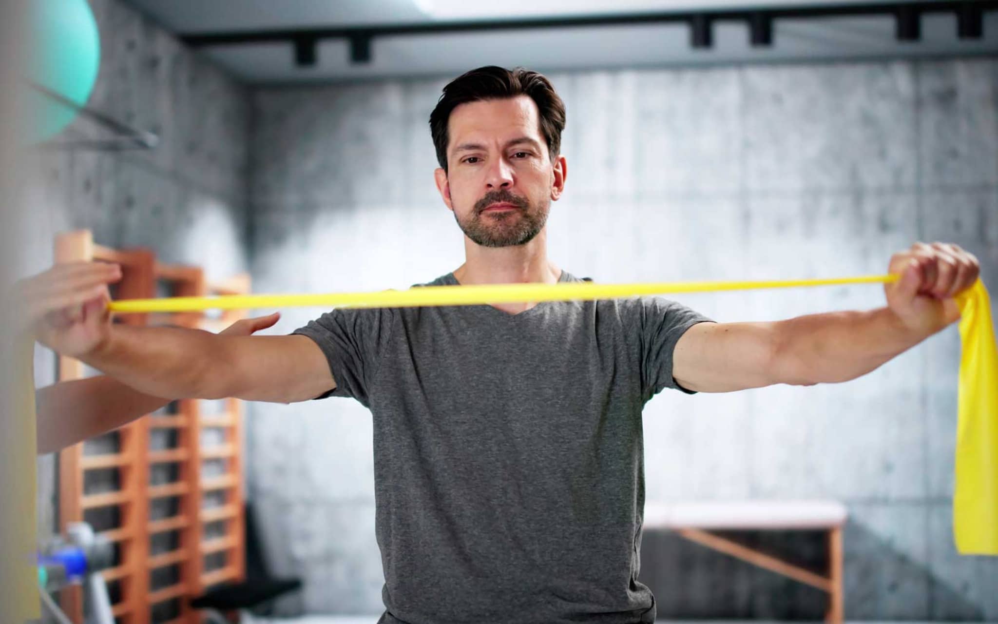 Mann trainiert mit Übungsband